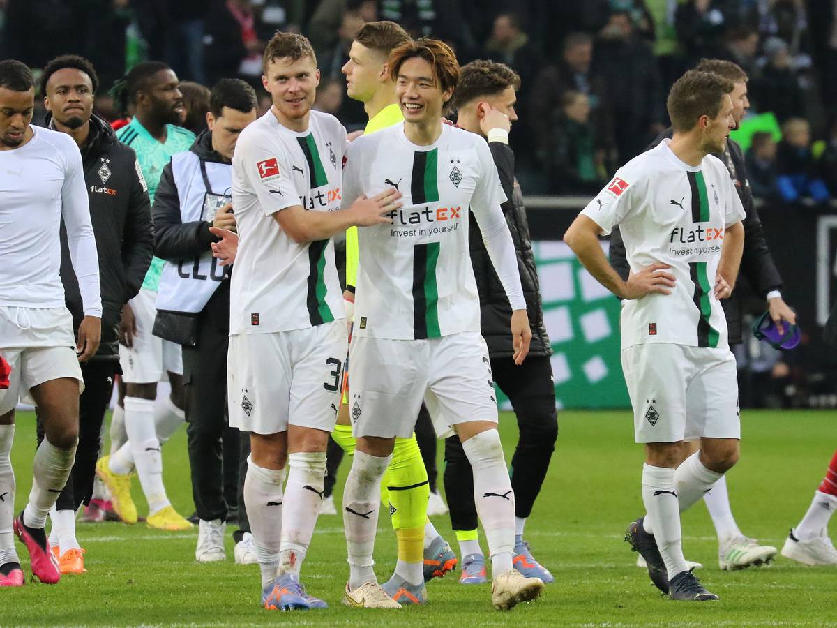 Ko Itakura und Nico Elvedi von Borussia Mönchengladbach nach dem 3:2-Sieg gegen den FC Bayern München am 18. Februar 2023.