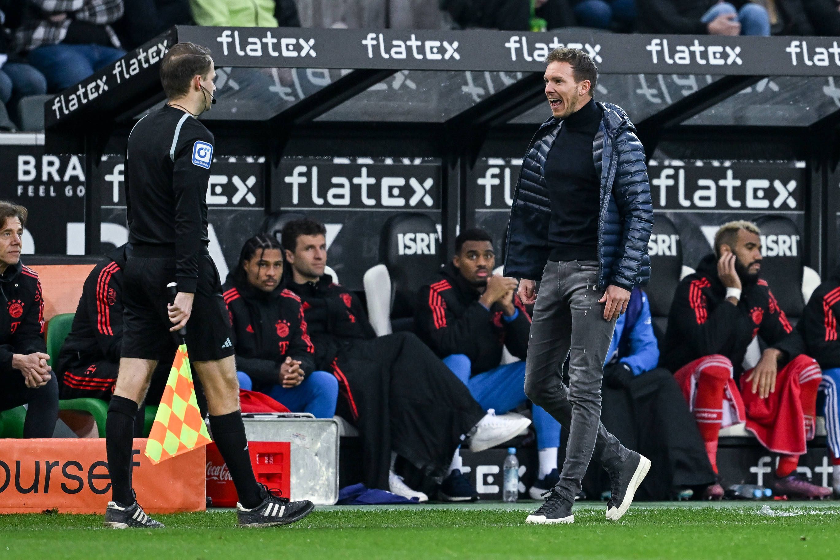 Emotionen pur! Bayern-München-Trainer Julian Nagelsmann (r.) hat sich bei der 2:3-Niederlage seiner Mannschaft am Samstag (18. Februar 2023) im Borussia-Park über das Schiedsrichter-Gespann geärgert. Hier brüllt er den Assistenten an.