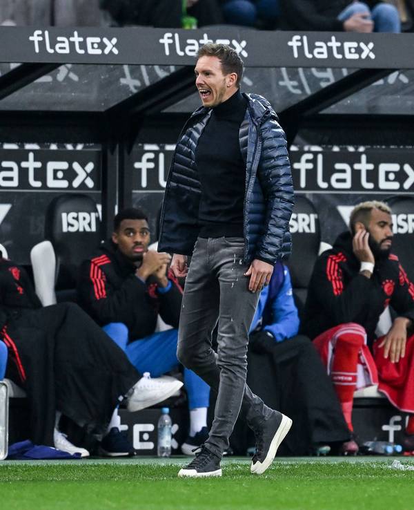 Emotionen pur! Bayern-München-Trainer Julian Nagelsmann (r.) hat sich bei der 2:3-Niederlage seiner Mannschaft am Samstag (18. Februar 2023) im Borussia-Park über das Schiedsrichter-Gespann geärgert. Hier brüllt er den Assistenten an.