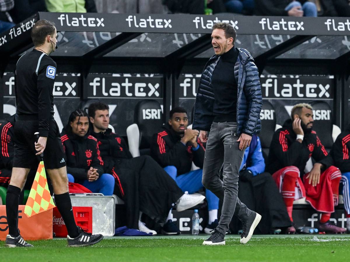 Emotionen pur! Bayern-München-Trainer Julian Nagelsmann (r.) hat sich bei der 2:3-Niederlage seiner Mannschaft am Samstag (18. Februar 2023) im Borussia-Park über das Schiedsrichter-Gespann geärgert. Hier brüllt er den Assistenten an.