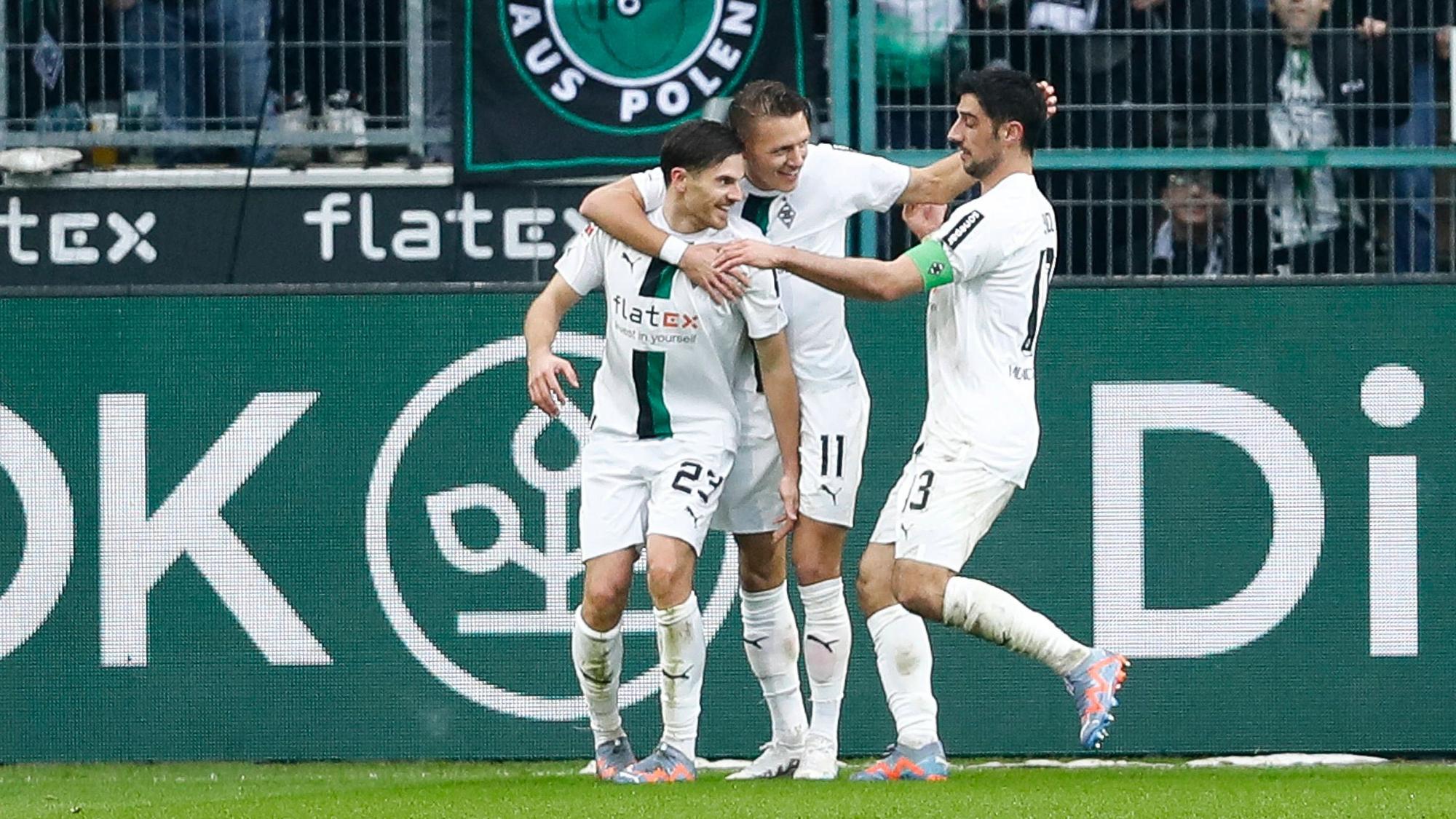 Jonas Hofmann, Hannes Wolf und Lars Stindl (v. l. n. r.) bejubeln den Treffer zum zwischenzeitlichen 2:1 für Borussia Mönchengladbach gegen den FC Bayern München am 18. Februar 2023.