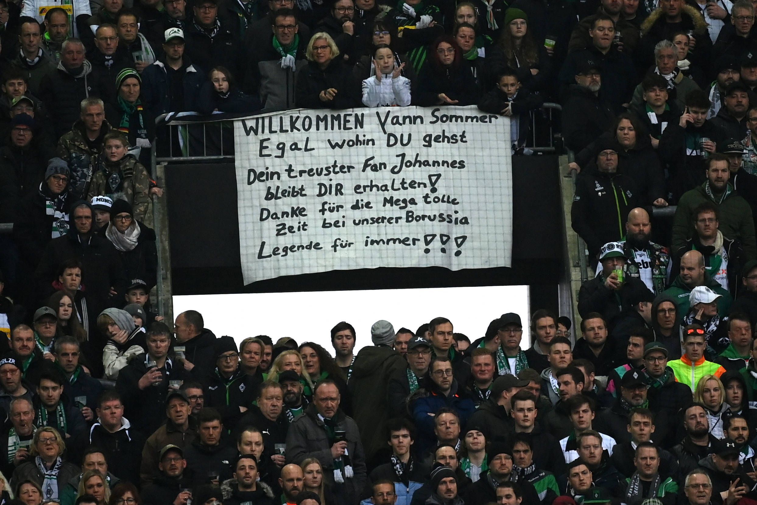 Gladbach-Fans haben ihrem Ex-Torwart und jetzigen Bayern-München-Star Yann Sommer einen herzlichen Empfang im Borussia-Park bereitet. Hier ist ein Plakat mit einer Botschaft an Sommer zu sehen.