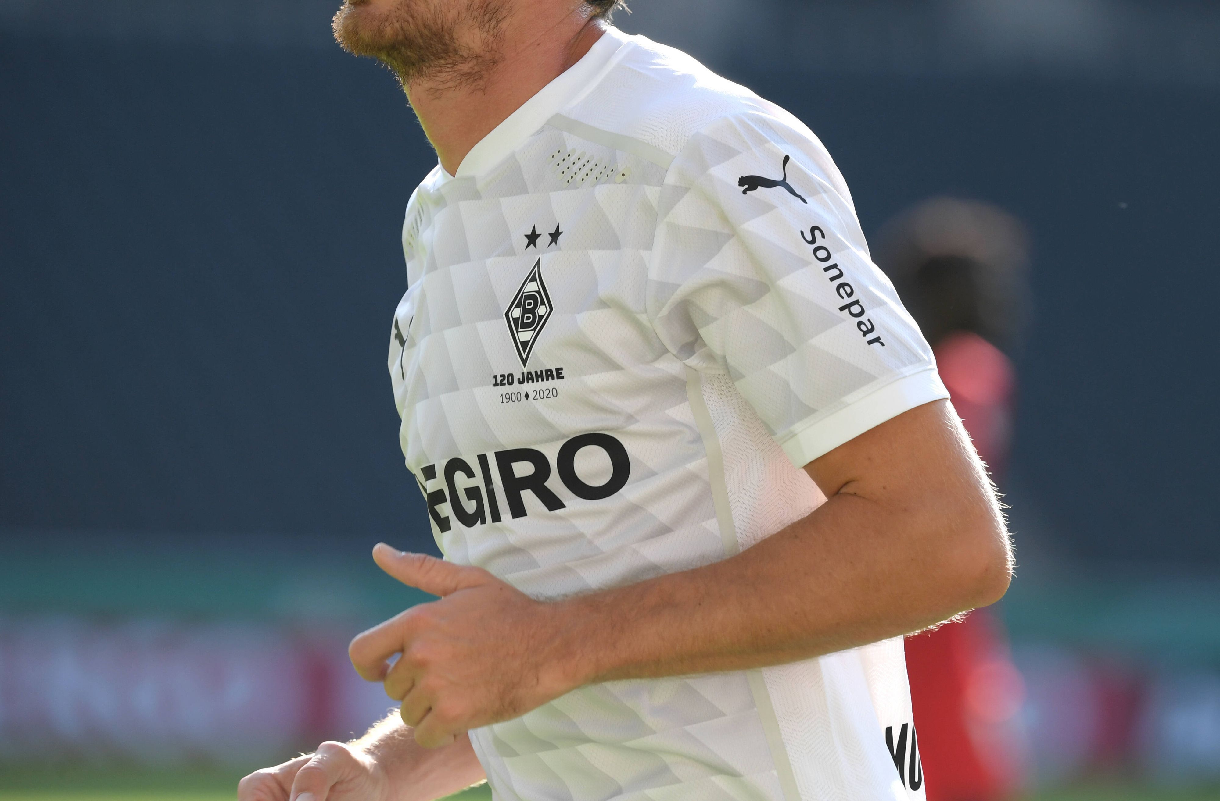 Der Elektrogroßhandel Sonepar hat die Partnerschaft mit Bundesligist Borussia Mönchengladbach bis 2029 verlängert. Auf dem Foto prangt der Name des Unternehmens auf dem Ärmel des Trikots der Fohlen.
