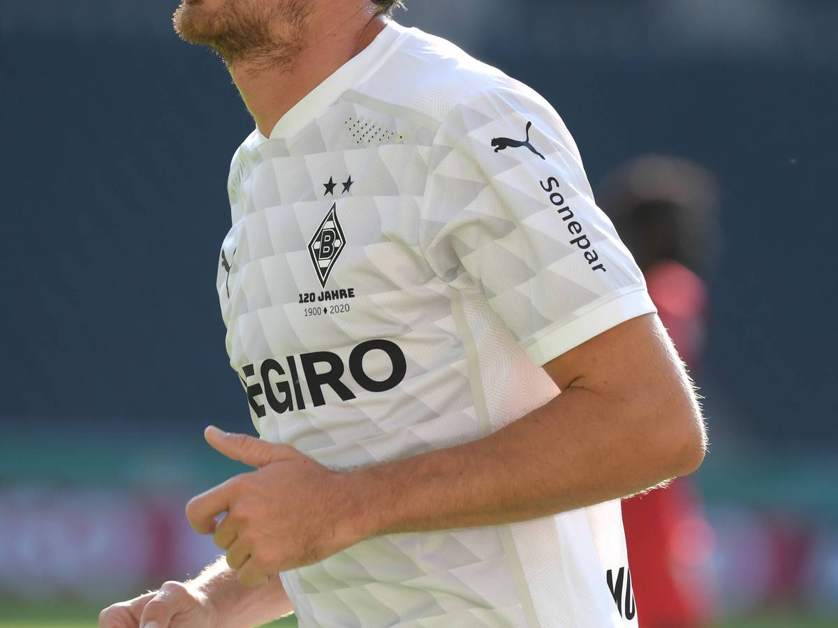 Der Elektrogroßhandel Sonepar hat die Partnerschaft mit Bundesligist Borussia Mönchengladbach bis 2029 verlängert. Auf dem Foto prangt der Name des Unternehmens auf dem Ärmel des Trikots der Fohlen.