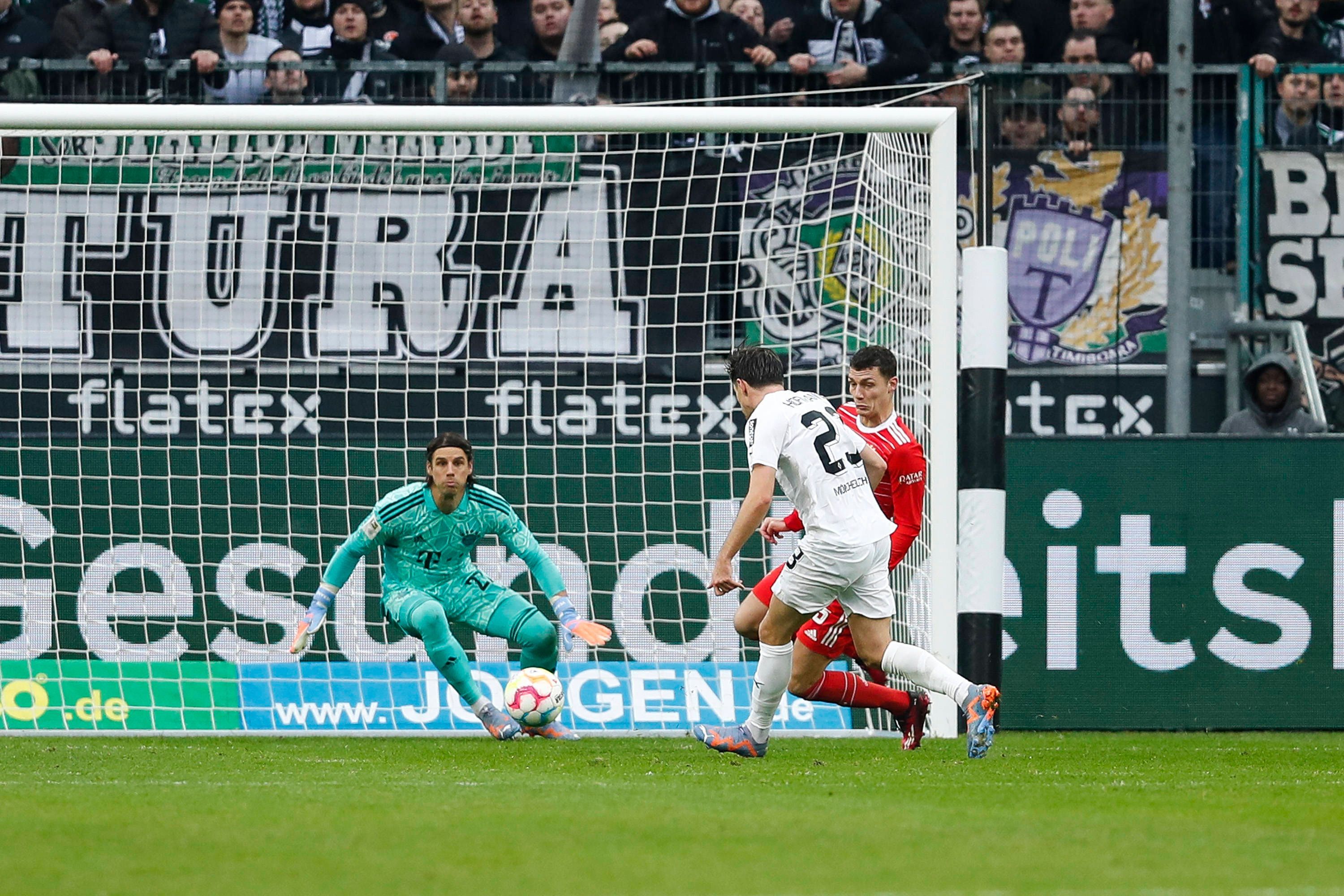 Gladbach-Star Jonas Hofmann kommt in dieser Szene zum Abschluss und trifft für die Borussia im Bundesliga-Duell am Samstag (18. Februar 2023) gegen Bayern München. Keeper Sommer kann den Einschlag nicht verhindern.