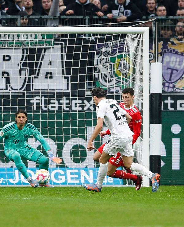 Gladbach-Star Jonas Hofmann kommt in dieser Szene zum Abschluss und trifft für die Borussia im Bundesliga-Duell am Samstag (18. Februar 2023) gegen Bayern München. Keeper Sommer kann den Einschlag nicht verhindern.