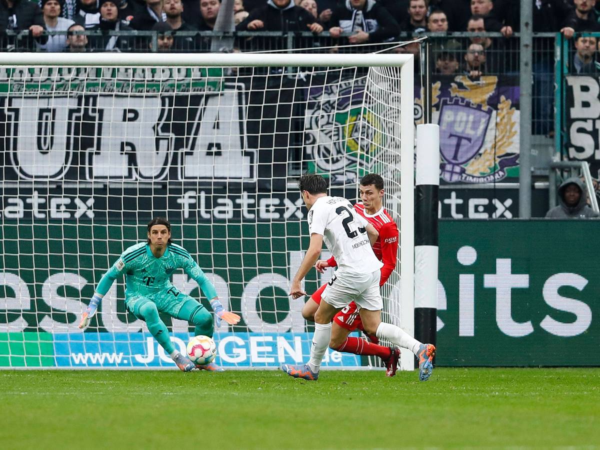 Gladbach-Star Jonas Hofmann kommt in dieser Szene zum Abschluss und trifft für die Borussia im Bundesliga-Duell am Samstag (18. Februar 2023) gegen Bayern München. Keeper Sommer kann den Einschlag nicht verhindern.