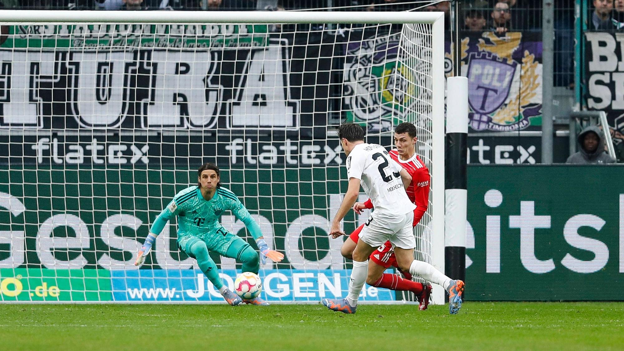 Gladbach-Star Jonas Hofmann kommt in dieser Szene zum Abschluss und trifft für die Borussia im Bundesliga-Duell am Samstag (18. Februar 2023) gegen Bayern München. Keeper Sommer kann den Einschlag nicht verhindern.