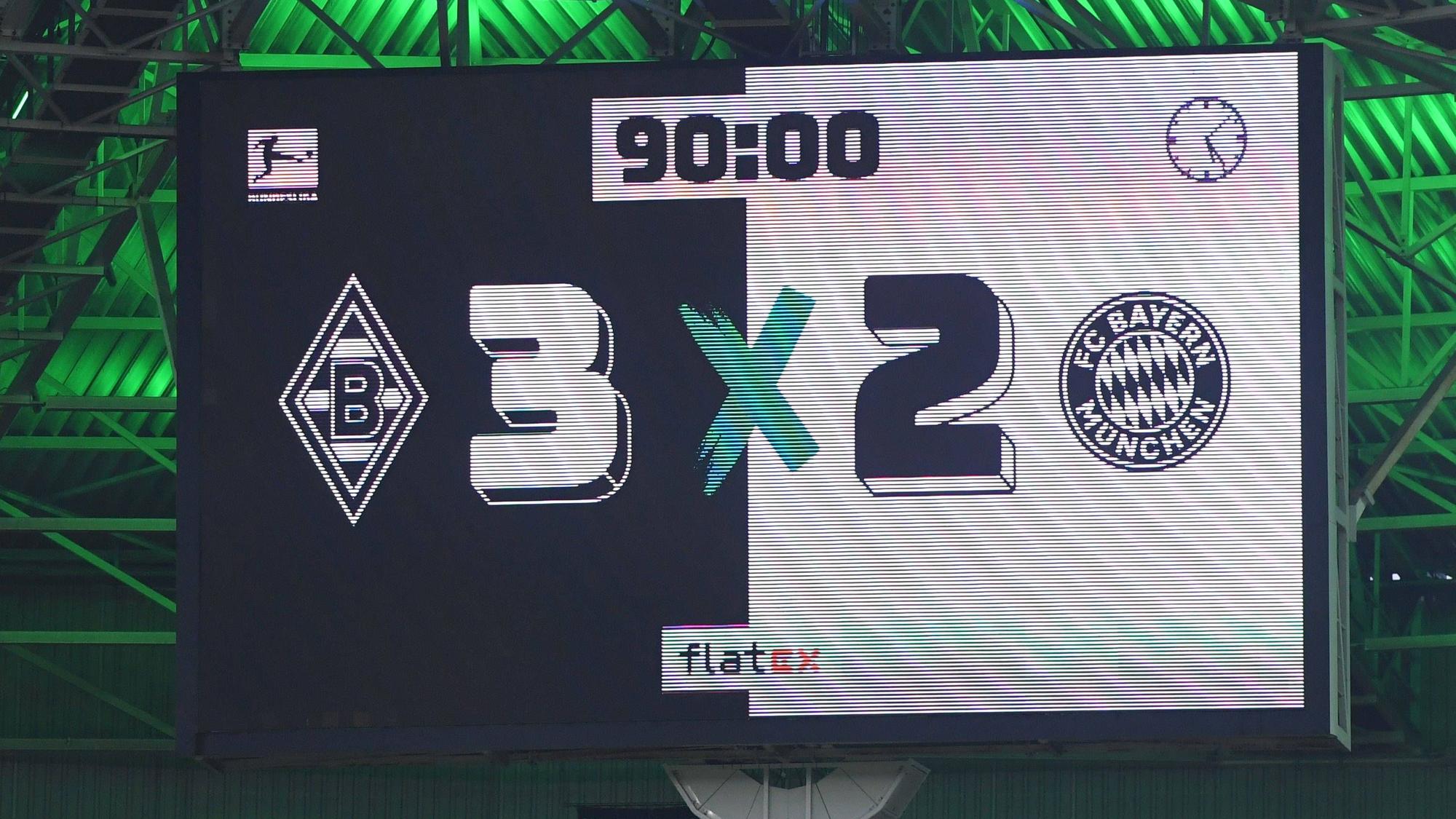 Borussia Mönchengladbach hat am Samstag (18. Februar 2023) 3:2 gegen Rekordmeister Bayern München gewonnen. Das Foto zeigt die Anzeigetafel im Borussia-Park.