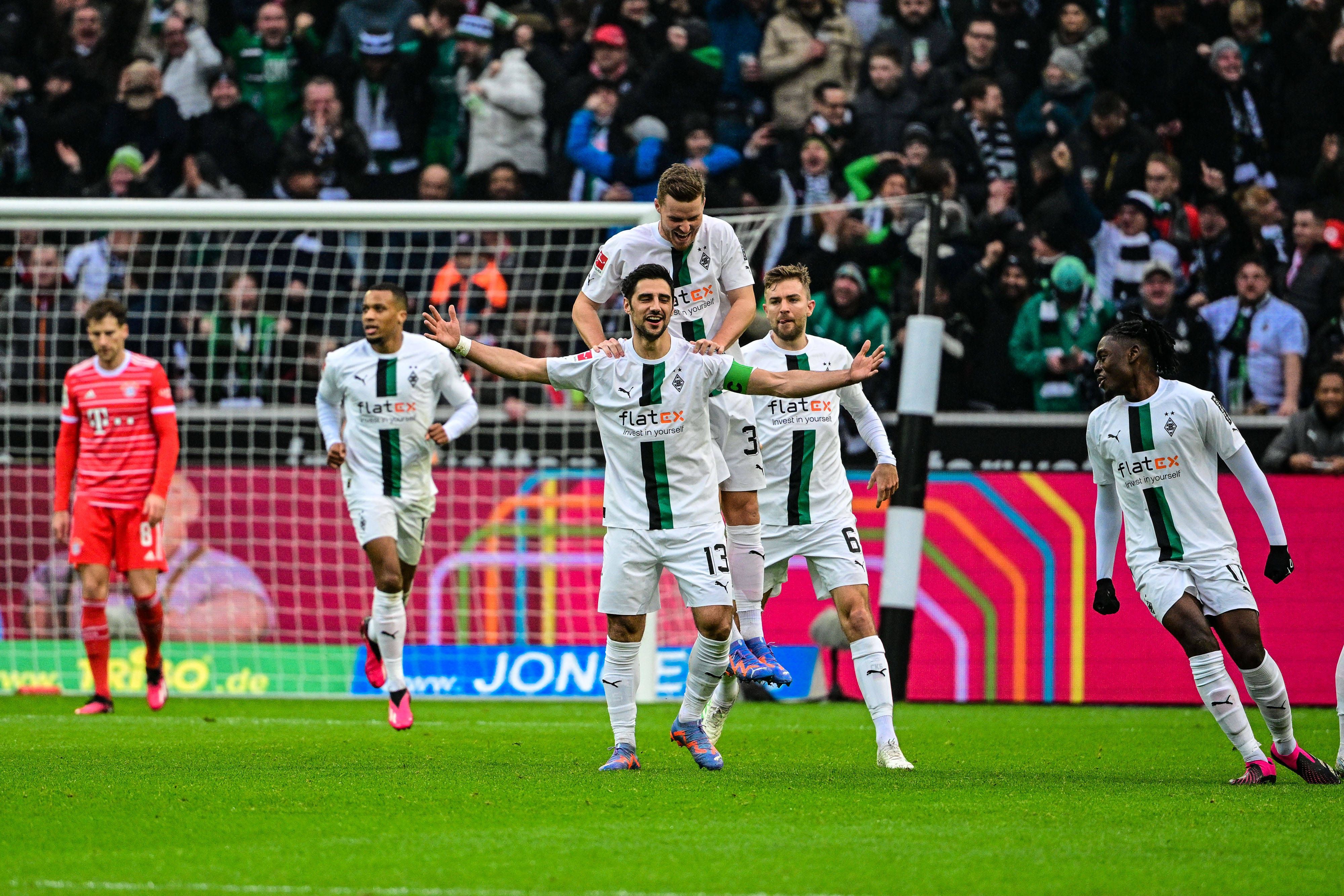 Die Gladbach-Profis um Kapitän Lars Stindl (M.) jubeln im Bundesliga-Klassiker gegen Bayern München und beweisen mit einem verdienten 3:2-Sieg, dass die Borussia durchaus in der Lage ist, sich auch für den Europapokal zu qualifizieren. Stindl breitet die Arme aus, Elvedi ist hinter ihm.