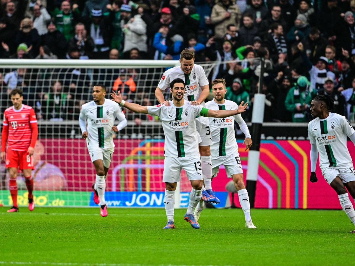 Die Gladbach-Profis um Kapitän Lars Stindl (M.) jubeln im Bundesliga-Klassiker gegen Bayern München und beweisen mit einem verdienten 3:2-Sieg, dass die Borussia durchaus in der Lage ist, sich auch für den Europapokal zu qualifizieren. Stindl breitet die Arme aus, Elvedi ist hinter ihm.