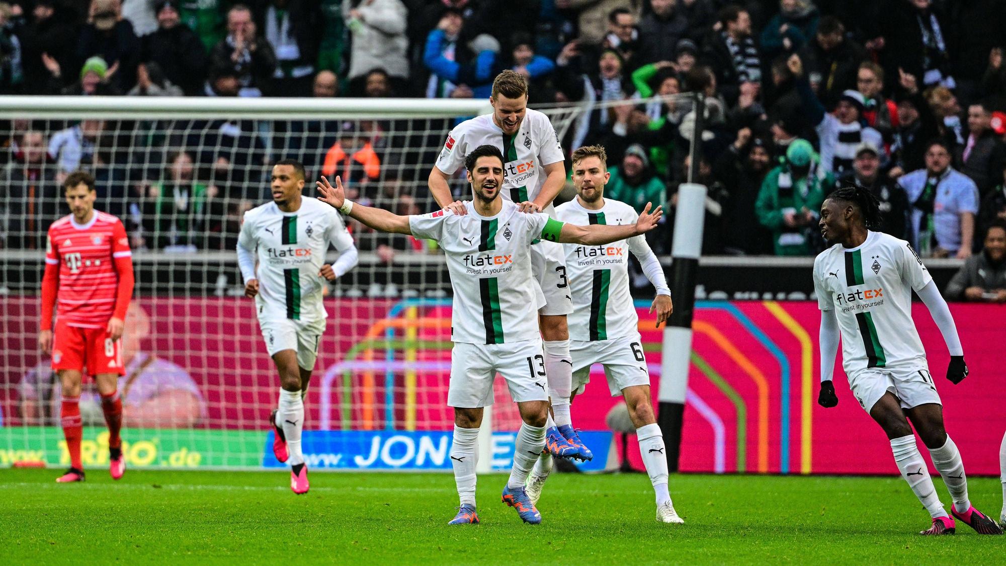 Die Gladbach-Profis um Kapitän Lars Stindl (M.) jubeln im Bundesliga-Klassiker gegen Bayern München und beweisen mit einem verdienten 3:2-Sieg, dass die Borussia durchaus in der Lage ist, sich auch für den Europapokal zu qualifizieren. Stindl breitet die Arme aus, Elvedi ist hinter ihm.