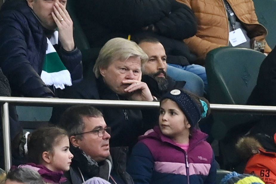 Oliver Kahn (l.) und Hasan Salihamidzic sitzen am 18. Februar 2023 auf der Tribüne im Borussia-Park beim Spiel des FC Bayern München bei Borussia Mönchengladbach. Beide Bayern-Entscheider blicken bedient drein, nachdem die Bayern wieder einmal bein Angstgegner in Mönchengladbach verloren.