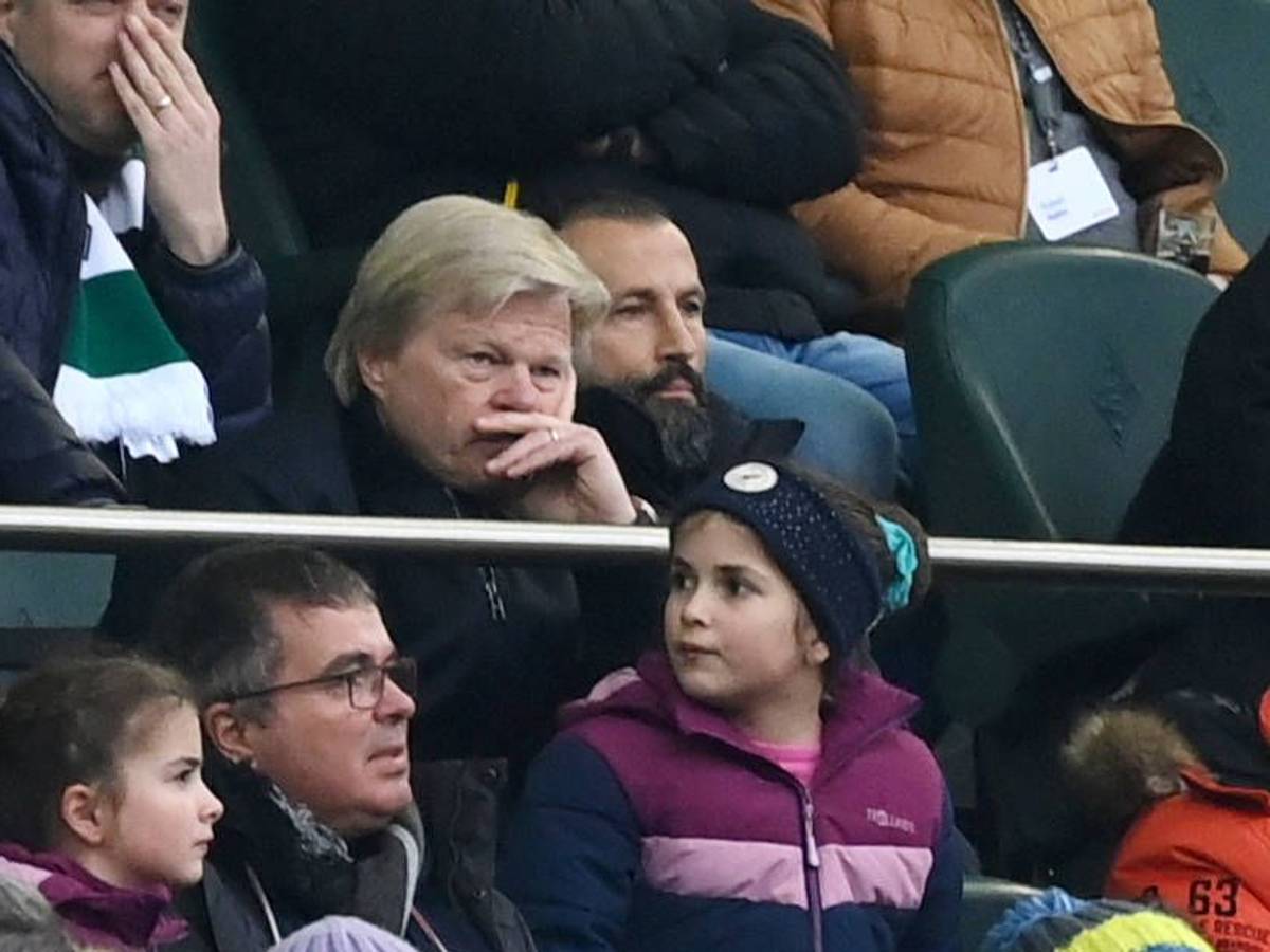 Oliver Kahn (l.) und Hasan Salihamidzic sitzen am 18. Februar 2023 auf der Tribüne im Borussia-Park beim Spiel des FC Bayern München bei Borussia Mönchengladbach. Beide Bayern-Entscheider blicken bedient drein, nachdem die Bayern wieder einmal bein Angstgegner in Mönchengladbach verloren.
