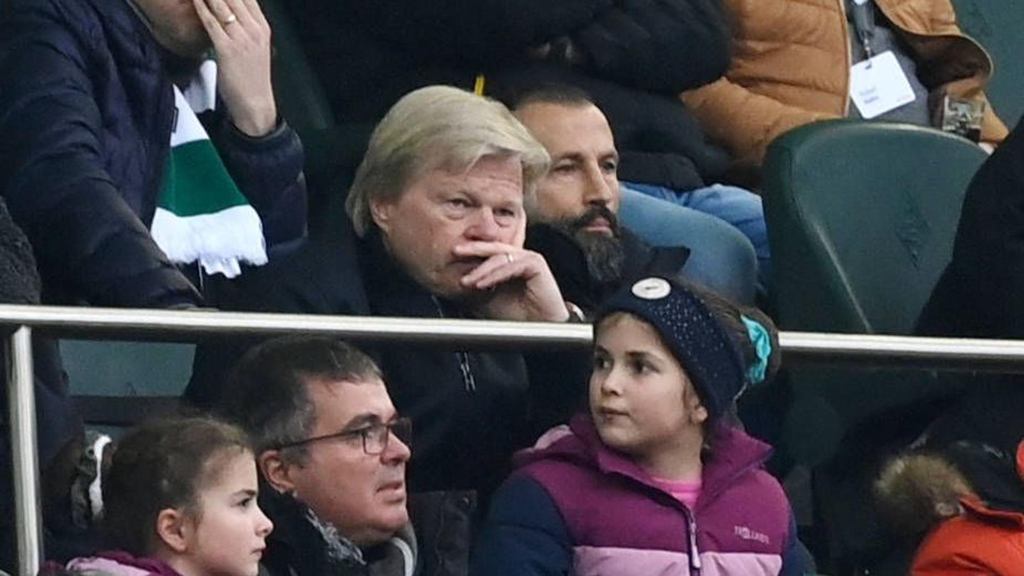 Oliver Kahn (l.) und Hasan Salihamidzic sitzen am 18. Februar 2023 auf der Tribüne im Borussia-Park beim Spiel des FC Bayern München bei Borussia Mönchengladbach. Beide Bayern-Entscheider blicken bedient drein, nachdem die Bayern wieder einmal bein Angstgegner in Mönchengladbach verloren.