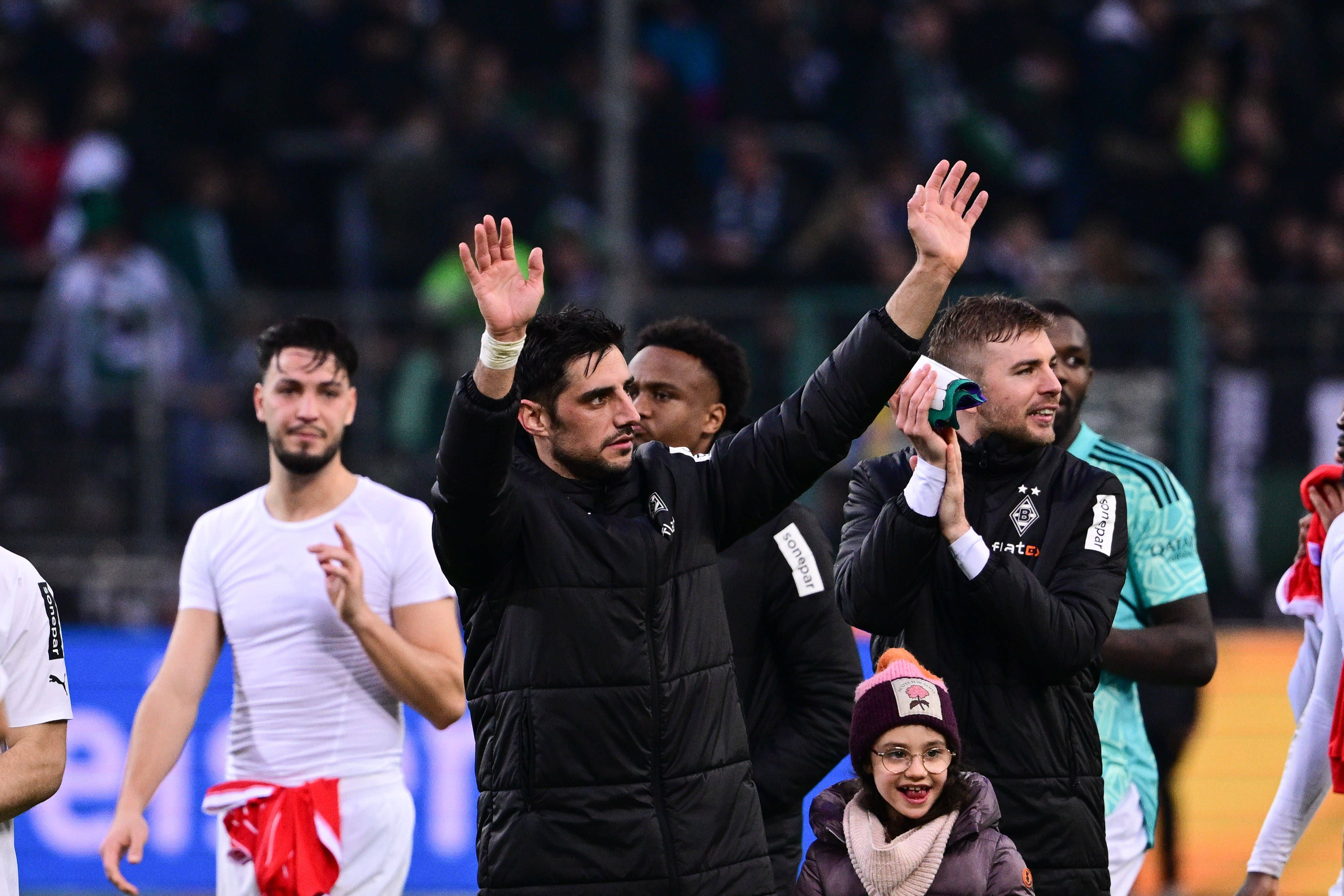 Lars Stindl, Kapitän von Borussia Mönchengladbach, reißt beide Arme in die Luft, um die Gladbach-Fan auf der Tribüne nach dem Sieg gegen den FC Bayern München am 18. Februar 2023 zu grüßen. Um ihn herum stehen die Mitspieler Ramy Bensebaini, Nathan Ngoumou, Christoph Kramer und Marcus Thuram (v.l.n.r).