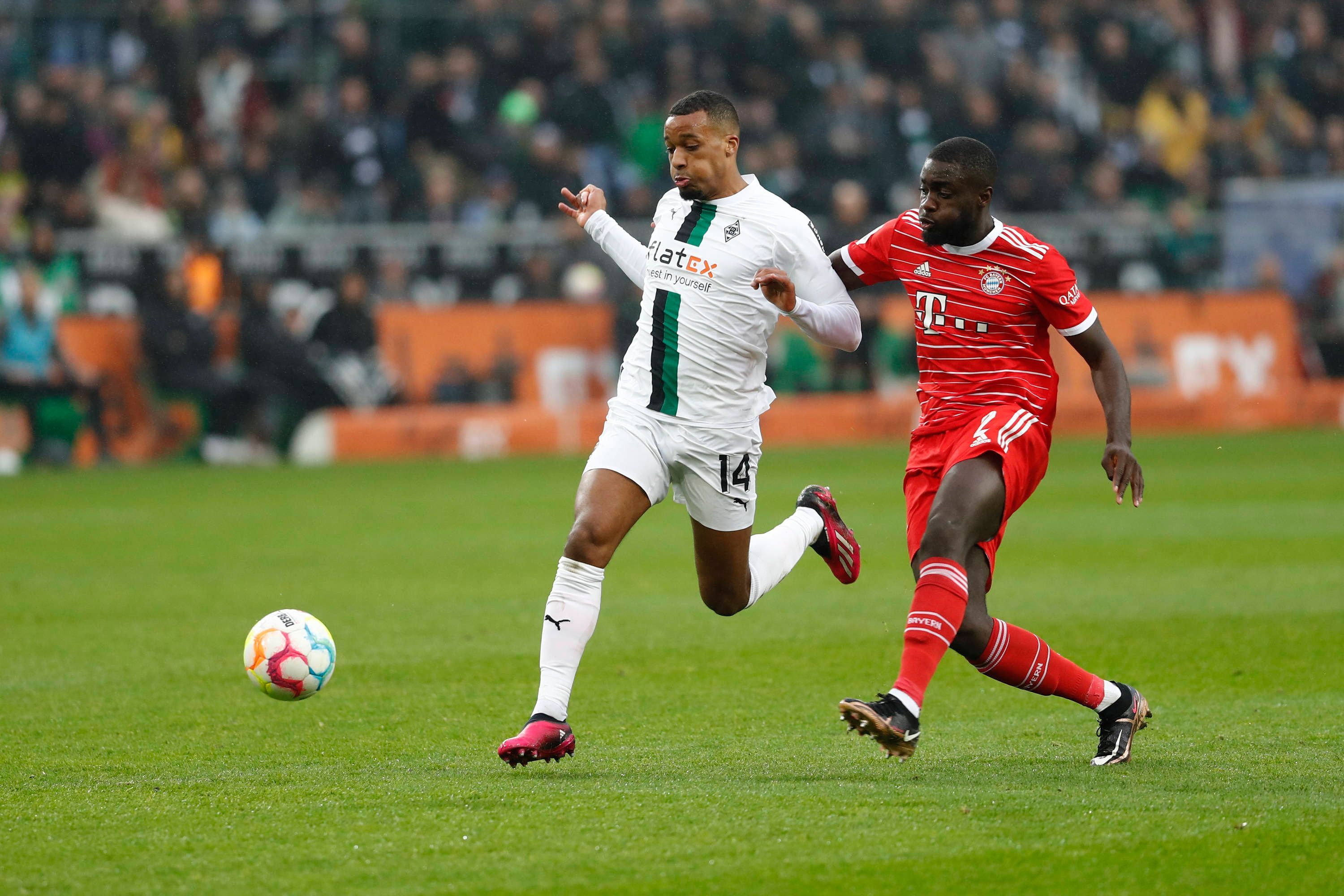 Borussia Mönchengladbach hat am Samstag (18. Februar 2023) 3:2 gegen den FC Bayern München gewonnen. Das Foto zeigt die strittige Szene aus der siebten Spielminute: Bayern-Verteidiger Dayot Upamecano (r.) wurde nach einem Foul an Gladbach-Stürmer Alassane Plea (l.) vom Platz gestellt.