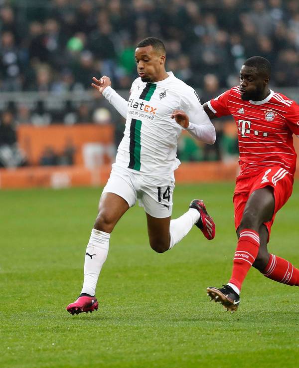 Borussia Mönchengladbach hat am Samstag (18. Februar 2023) 3:2 gegen den FC Bayern München gewonnen. Das Foto zeigt die strittige Szene aus der siebten Spielminute: Bayern-Verteidiger Dayot Upamecano (r.) wurde nach einem Foul an Gladbach-Stürmer Alassane Plea (l.) vom Platz gestellt.