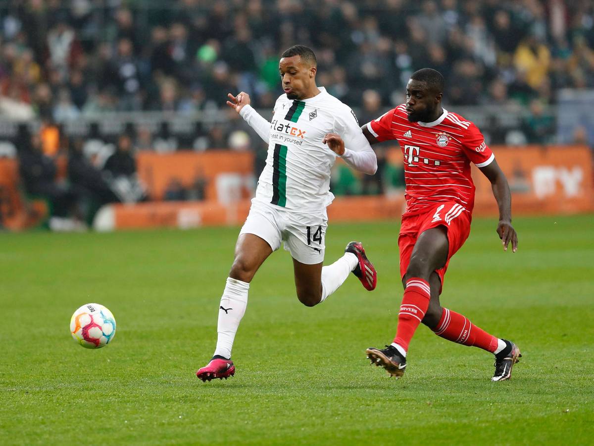 Borussia Mönchengladbach hat am Samstag (18. Februar 2023) 3:2 gegen den FC Bayern München gewonnen. Das Foto zeigt die strittige Szene aus der siebten Spielminute: Bayern-Verteidiger Dayot Upamecano (r.) wurde nach einem Foul an Gladbach-Stürmer Alassane Plea (l.) vom Platz gestellt.