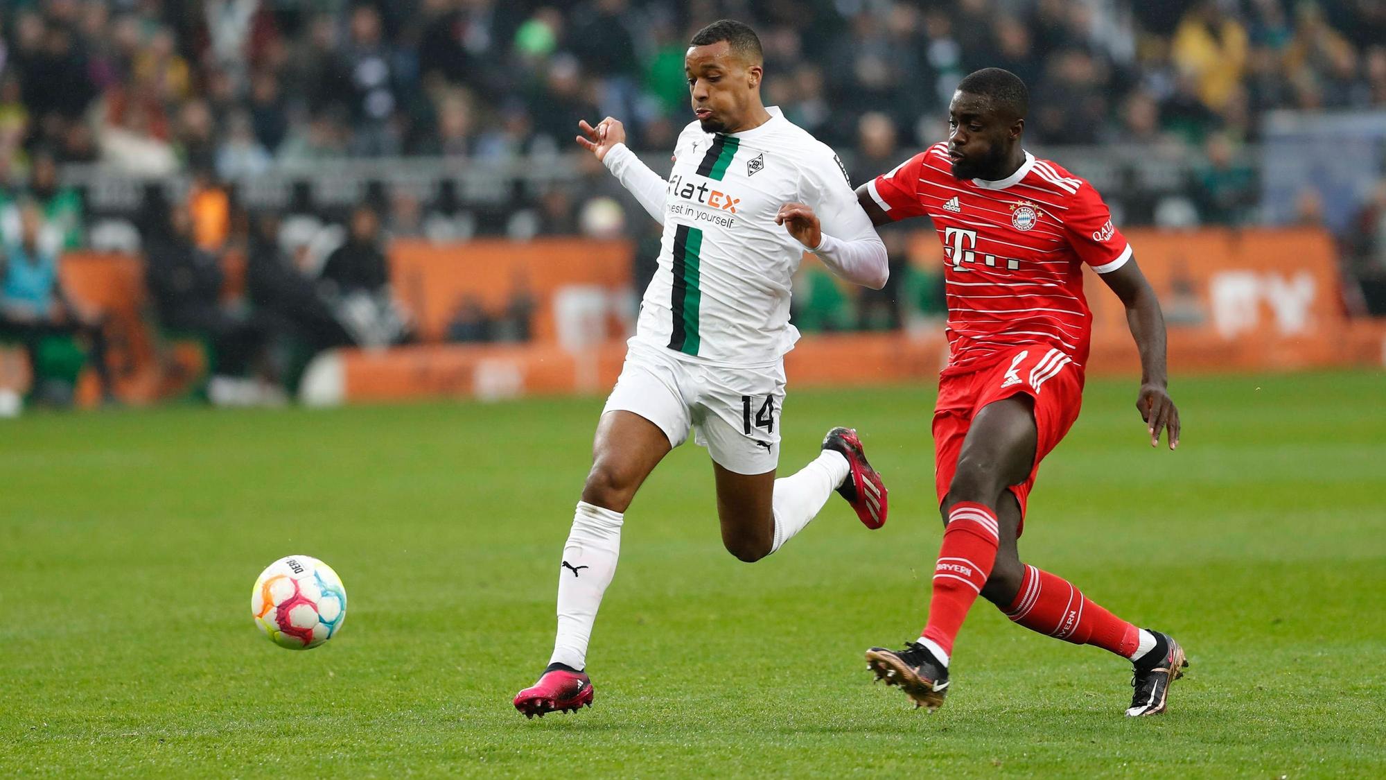 Borussia Mönchengladbach hat am Samstag (18. Februar 2023) 3:2 gegen den FC Bayern München gewonnen. Das Foto zeigt die strittige Szene aus der siebten Spielminute: Bayern-Verteidiger Dayot Upamecano (r.) wurde nach einem Foul an Gladbach-Stürmer Alassane Plea (l.) vom Platz gestellt.