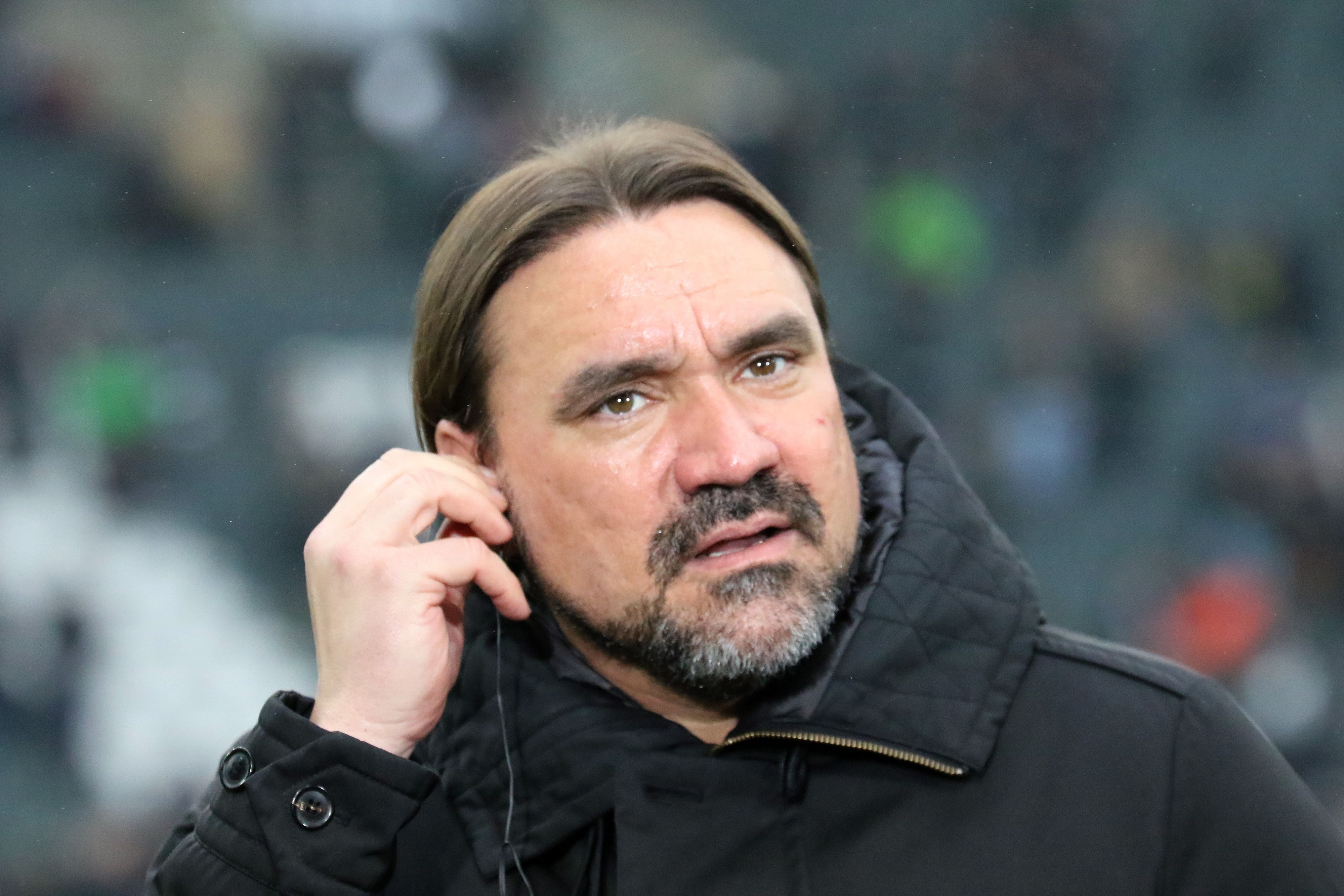 Gladbach-Trainer Daniel Farke hat am Samstag (18. Februar 2023) während des Bundesliga-Sieges gegen Bayern München nicht nur schöne Spielzüge seiner Mannschaft gesehen, sondern auch ein witziges TV-Interview gegeben. Auf diesem Foto hat Farke einen Kopfhörer am Ohr, er greift an seine rechte Schläfe.