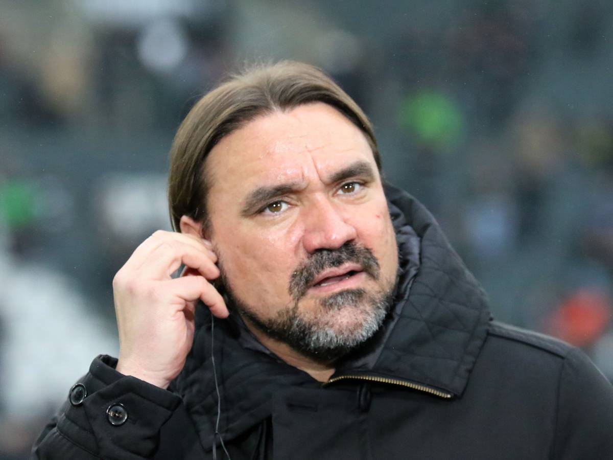 Gladbach-Trainer Daniel Farke hat am Samstag (18. Februar 2023) während des Bundesliga-Sieges gegen Bayern München nicht nur schöne Spielzüge seiner Mannschaft gesehen, sondern auch ein witziges TV-Interview gegeben. Auf diesem Foto hat Farke einen Kopfhörer am Ohr, er greift an seine rechte Schläfe.