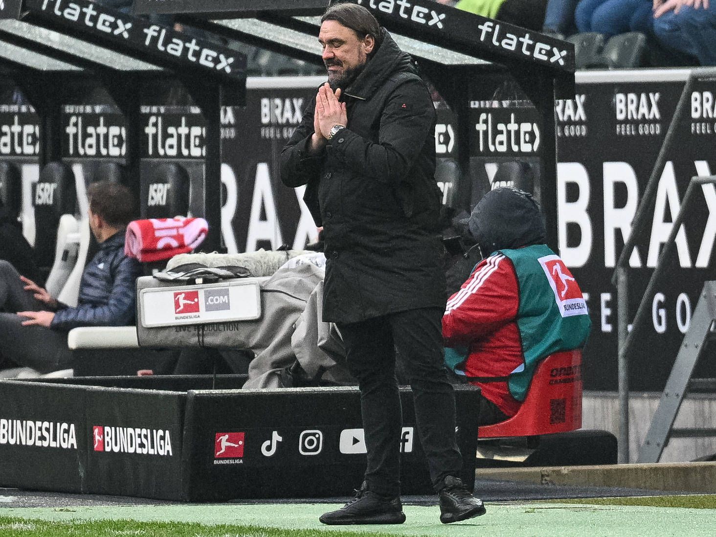 Daniel Farke, Trainer von Borussia Mönchengladbach, feierte am Samstag (18. Februar 2023) einen 3:2-Sieg gegen den FC Bayern München. Das Foto zeigt ihn an der Seitenlinie während des Spiels.