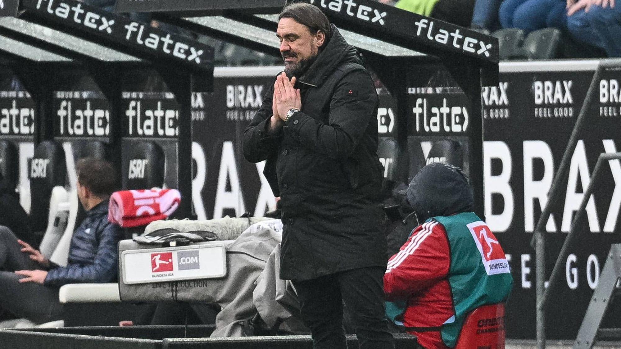 Daniel Farke, Trainer von Borussia Mönchengladbach, feierte am Samstag (18. Februar 2023) einen 3:2-Sieg gegen den FC Bayern München. Das Foto zeigt ihn an der Seitenlinie während des Spiels.