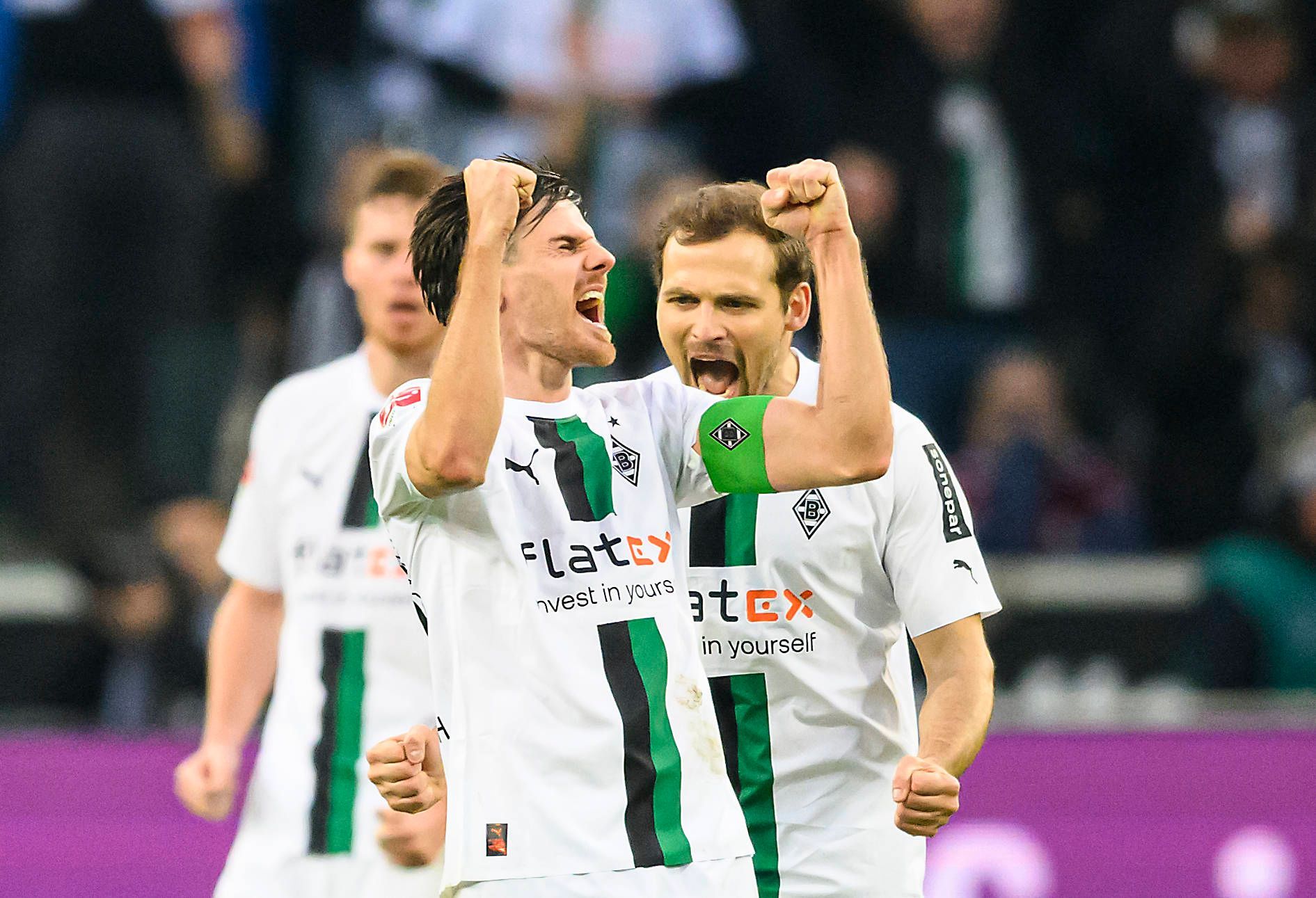 Schlussjubel im Borussia-Park: DFB-Nationalspieler und Gladbach-Star Jonas Hofmann (M.) ballt die Fäuste, schreit seine Freude heraus. Die Borussia hat Bayern München (18. Februar 2023) mit 3:2 besiegt. Im Hintergrund sind Tony Jantschke (r.) und Nico Elvedi (l.) zu sehen.