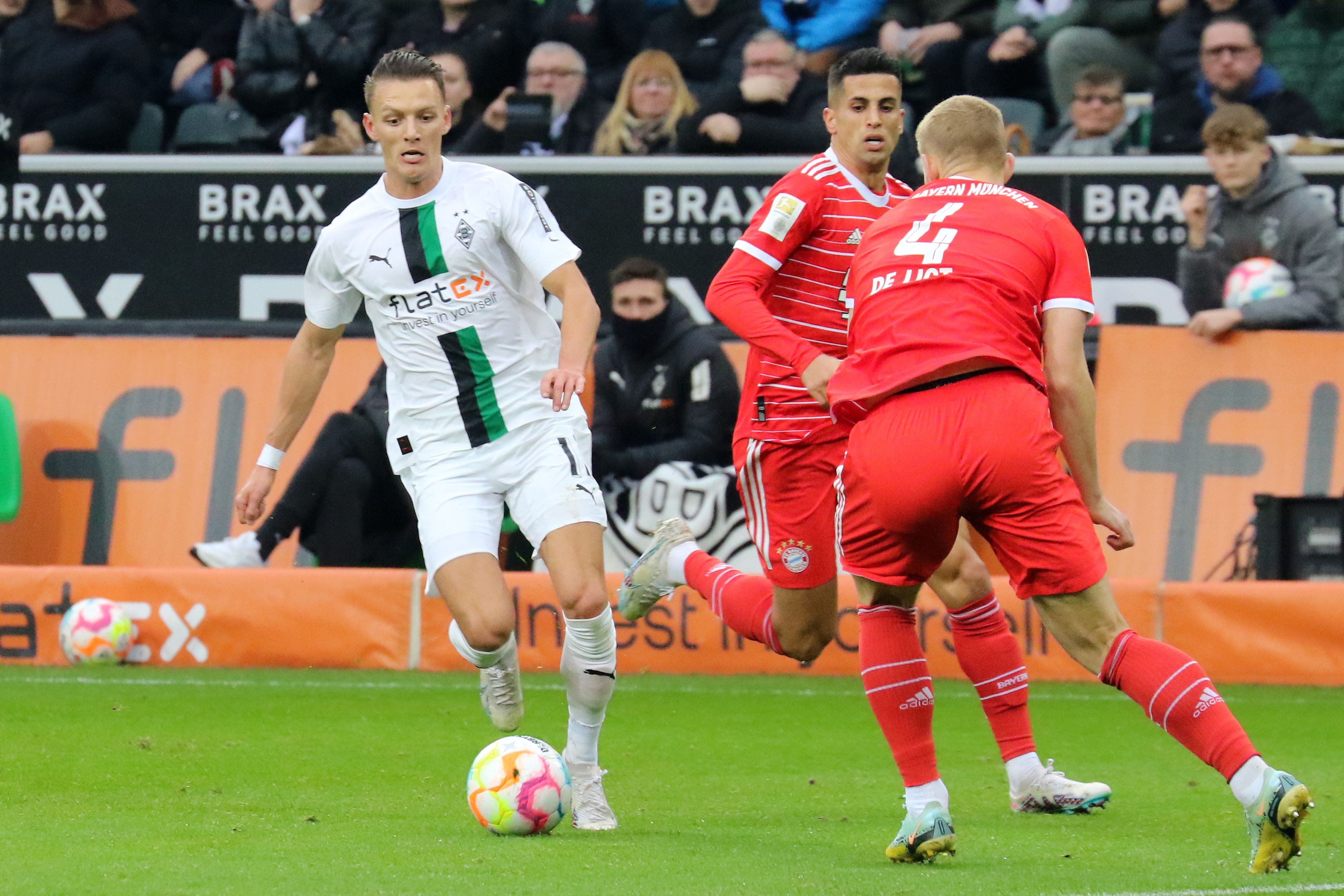 Hannes Wolf von Borussia Mönchengladbach (l.) am 18. Februar 2023 im Dribbling gegen Matthijs de Ligt vom FC Bayern München.