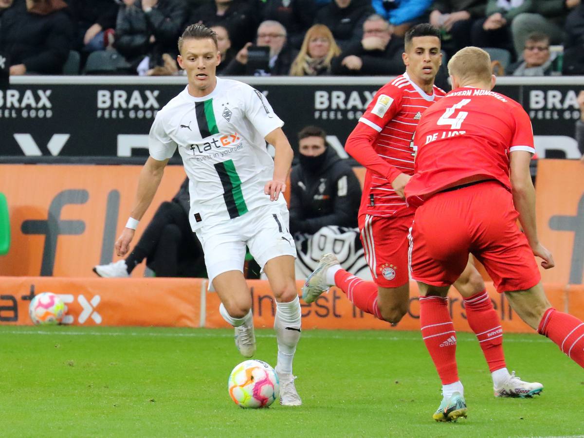 Hannes Wolf von Borussia Mönchengladbach (l.) am 18. Februar 2023 im Dribbling gegen Matthijs de Ligt vom FC Bayern München.
