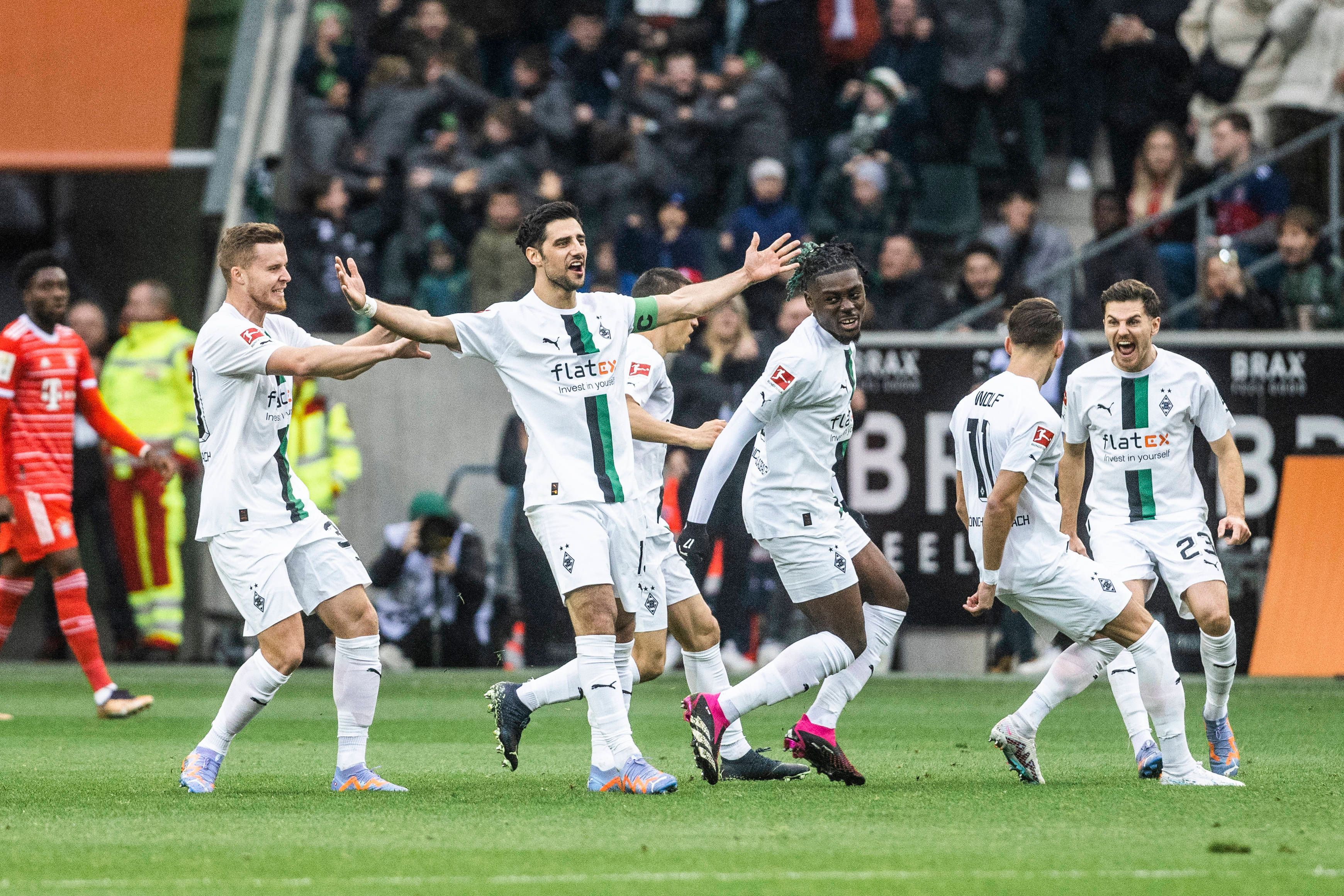 Die Gladbach-Profis um Kapitän Lars Stindl feiern am Karnevalssamstag (18. Februar 2023) einen Heimsieg-Rausch gegen Rekordmeister Bayern München. Stindl breitet die Arme aus, seine Kollegen um Jonas Hofmann jubeln ebenfalls.