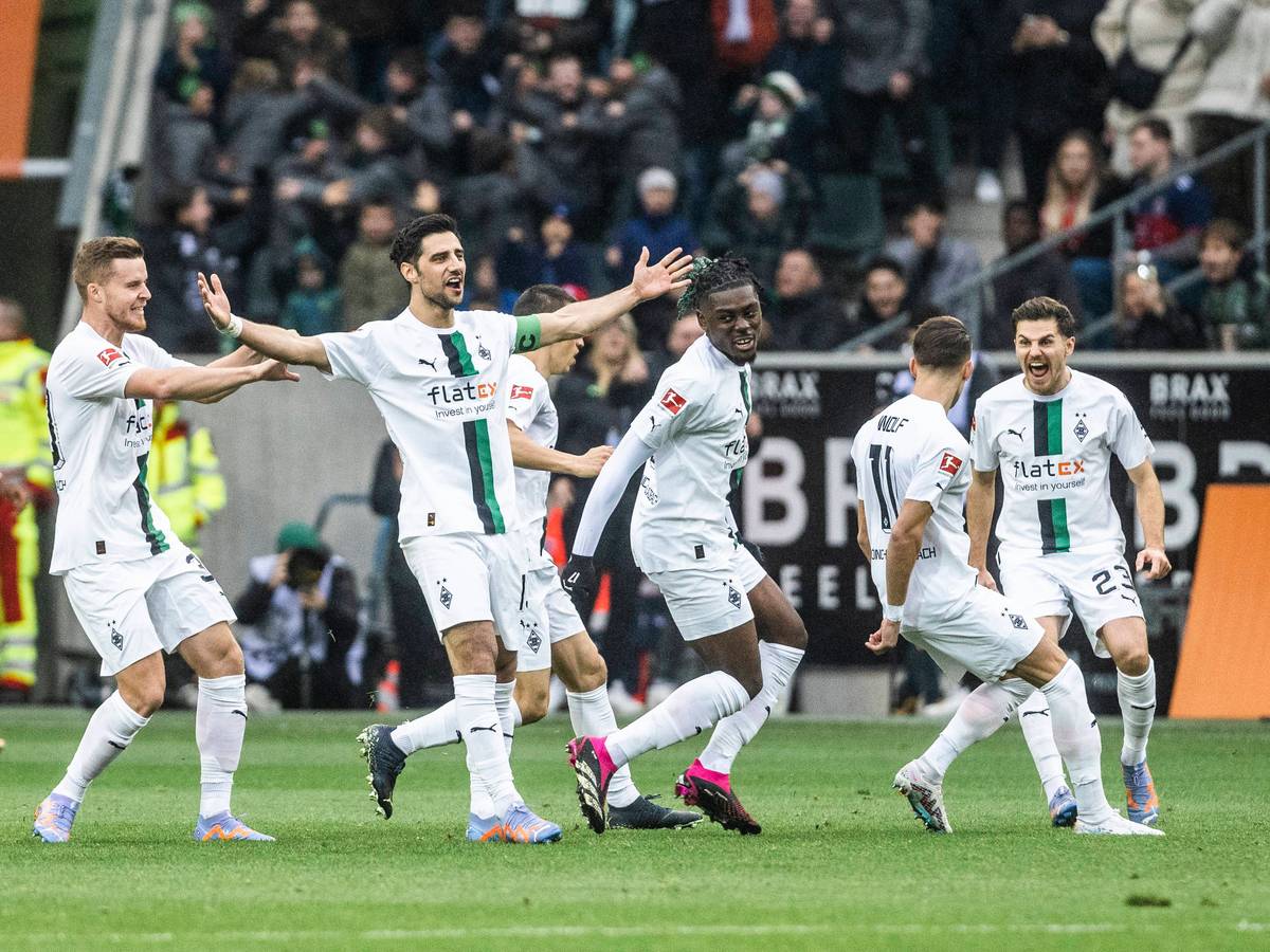 Die Gladbach-Profis um Kapitän Lars Stindl feiern am Karnevalssamstag (18. Februar 2023) einen Heimsieg-Rausch gegen Rekordmeister Bayern München. Stindl breitet die Arme aus, seine Kollegen um Jonas Hofmann jubeln ebenfalls.