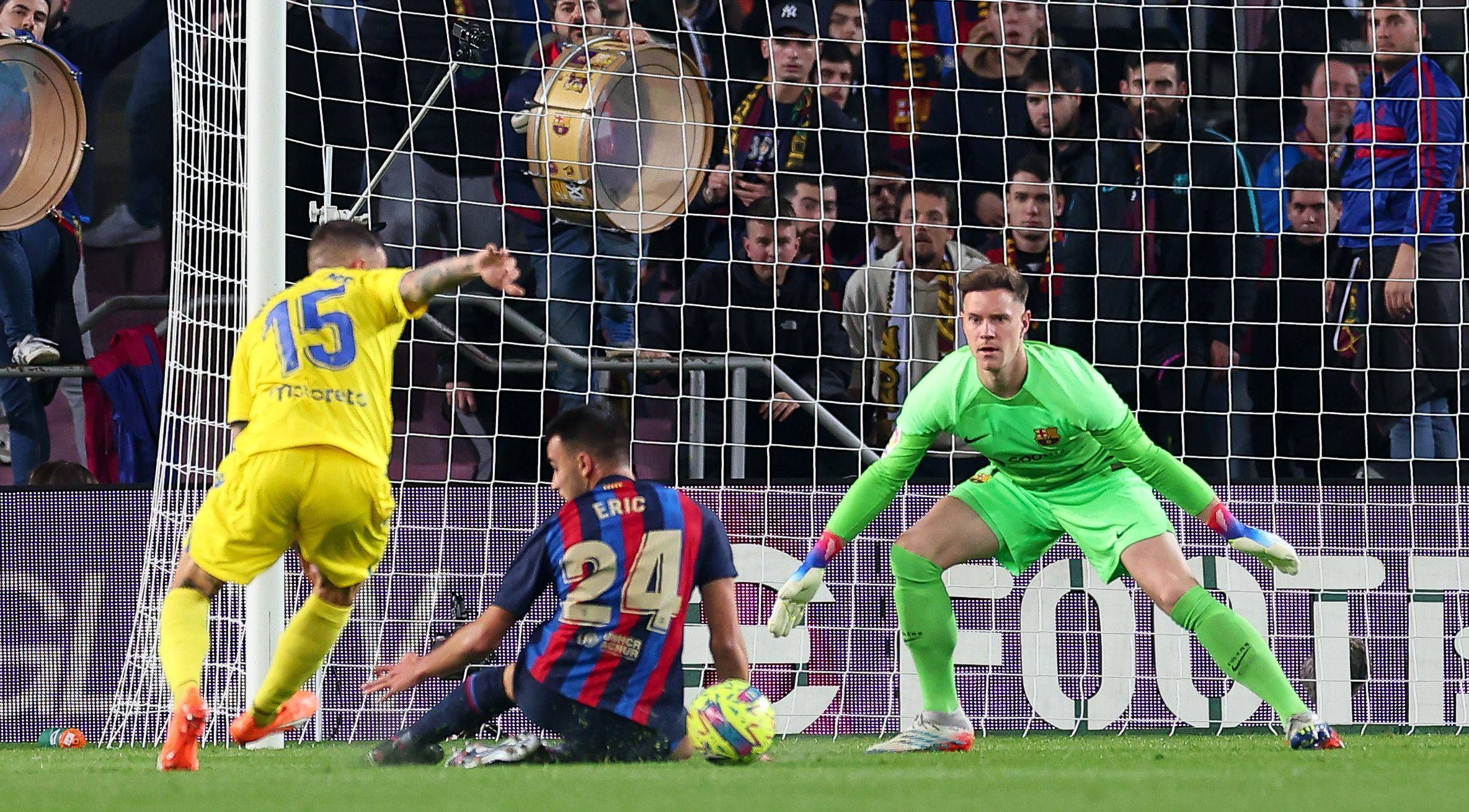 Ex-Gladbach-Keeper Marc-André ter Stegen (r.) hat für seinen Klub FC Barcelona im Liga-Duell (19. Februar 2023) gegen Cadiz erneut die Null festgehalten. Der Torwart hat den Ball im Blick, während seine Team-Kollege versucht, den Angreifer zu stoppen.