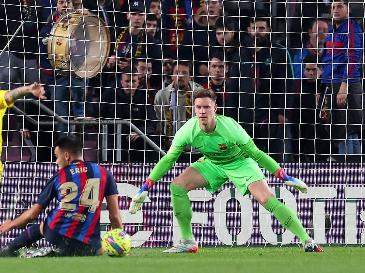 Ex-Gladbach-Keeper Marc-André ter Stegen (r.) hat für seinen Klub FC Barcelona im Liga-Duell (19. Februar 2023) gegen Cadiz erneut die Null festgehalten. Der Torwart hat den Ball im Blick, während seine Team-Kollege versucht, den Angreifer zu stoppen.