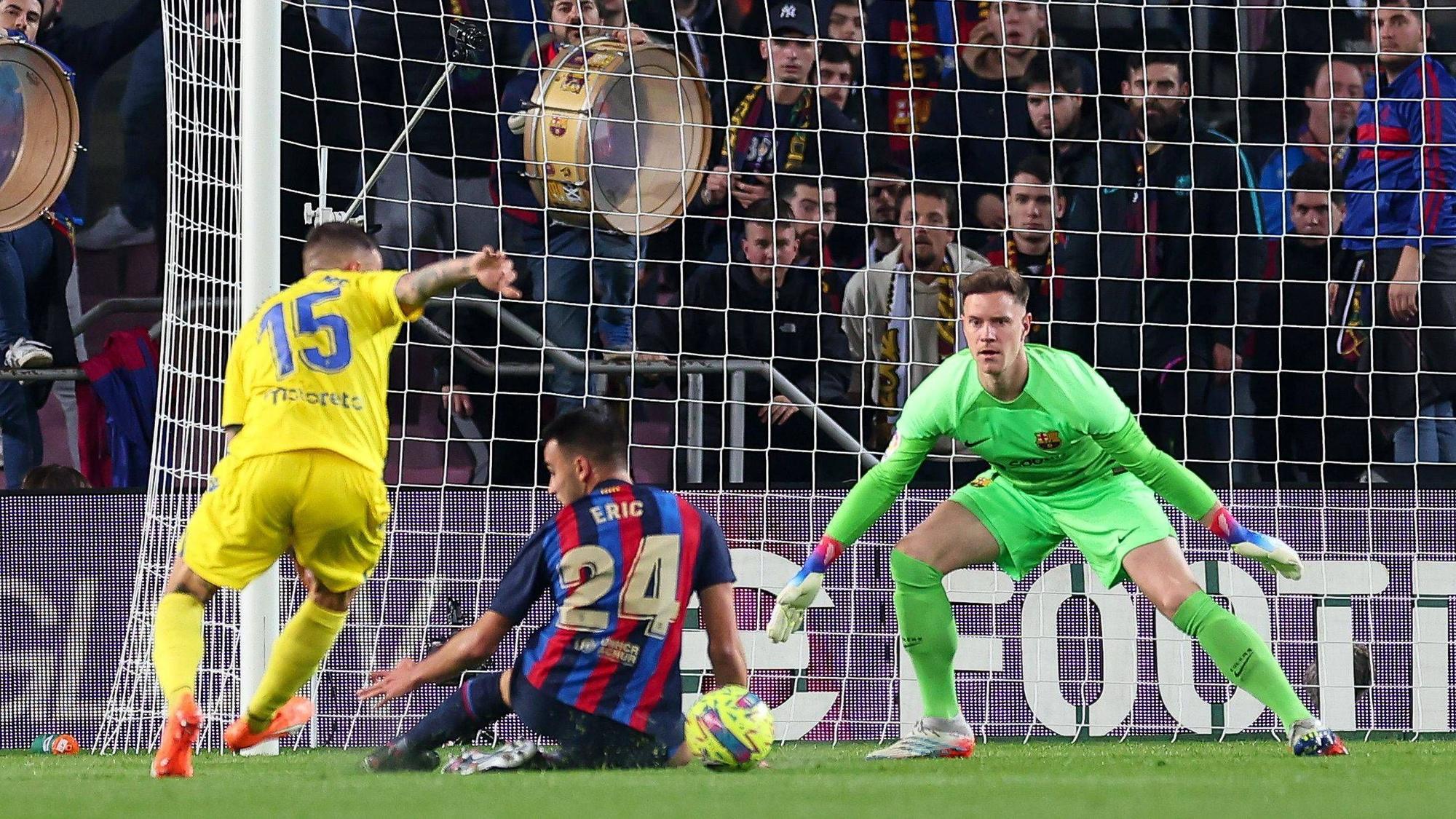 Ex-Gladbach-Keeper Marc-André ter Stegen (r.) hat für seinen Klub FC Barcelona im Liga-Duell (19. Februar 2023) gegen Cadiz erneut die Null festgehalten. Der Torwart hat den Ball im Blick, während seine Team-Kollege versucht, den Angreifer zu stoppen.