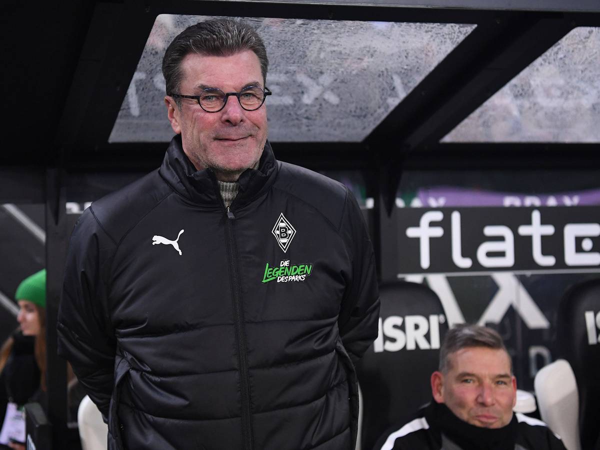 Ex-Gladbach-Coach Dieter Hecking kehrt auf die Trainerbank zurück. Der 58-Jährige, hier zu sehen an der Seitenlinie während des Legendenspiels (17. Dezember 2022) im Borussia-Park, übernimmt bei Zweitligist 1. FC Nürnberg das Amt bis zum Saisonende. Hecking trägt eine Brille, er lächelt.