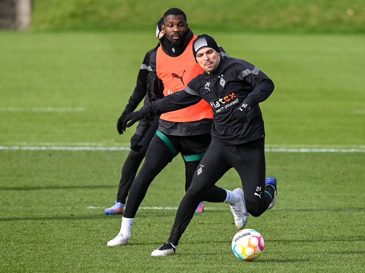 Tony Jantschke (vorne), hier bei einer Trainingseinheit am 1. Februar 2023 mit Teamkollege Marcus Thuram im Duell um den Ball, droht für die Partie zwischen Borussia Mönchengladbach und dem FSV Mainz 05 am Freitag (24. Februar/20.30 Uhr) auszufallen.