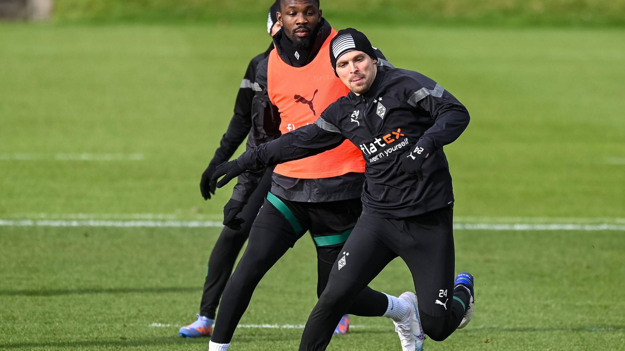 Tony Jantschke (vorne), hier bei einer Trainingseinheit am 1. Februar 2023 mit Teamkollege Marcus Thuram im Duell um den Ball, droht für die Partie zwischen Borussia Mönchengladbach und dem FSV Mainz 05 am Freitag (24. Februar/20.30 Uhr) auszufallen.