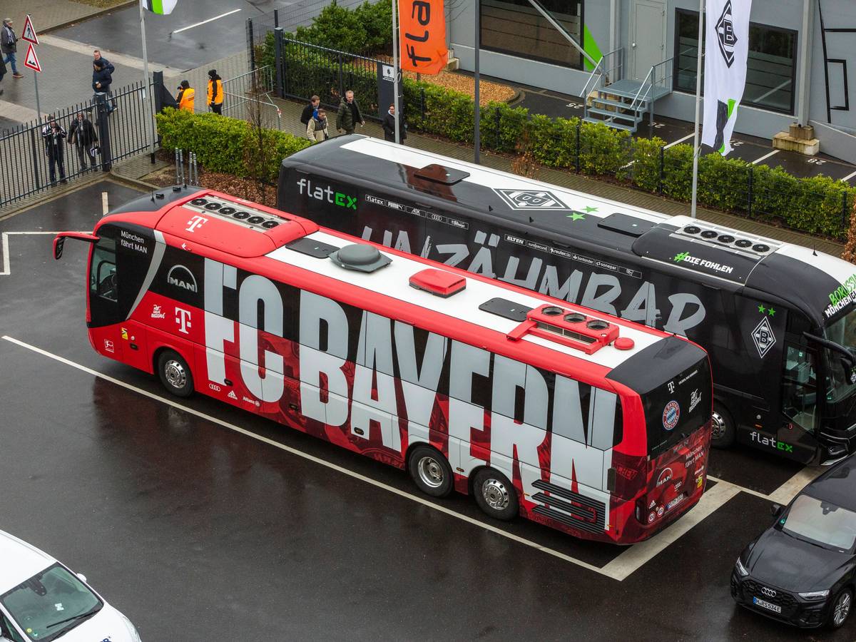 Der Mannschaftsbus vom FC Bayern München am Samstag (18. Februar 2023) auf dem Parkplatz vor dem Stadion der Fohlenelf.