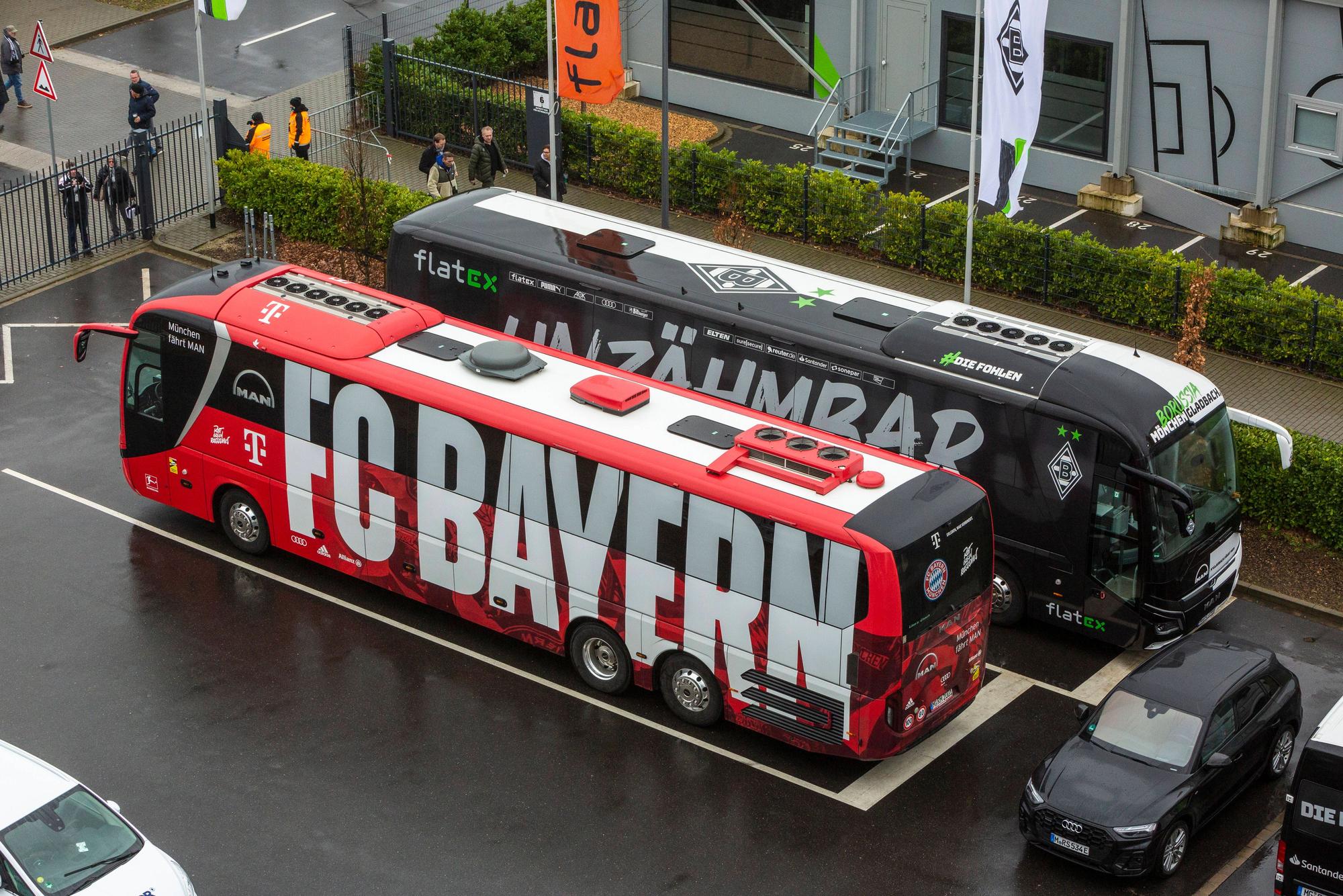 Der Mannschaftsbus vom FC Bayern München am Samstag (18. Februar 2023) auf dem Parkplatz vor dem Stadion der Fohlenelf.