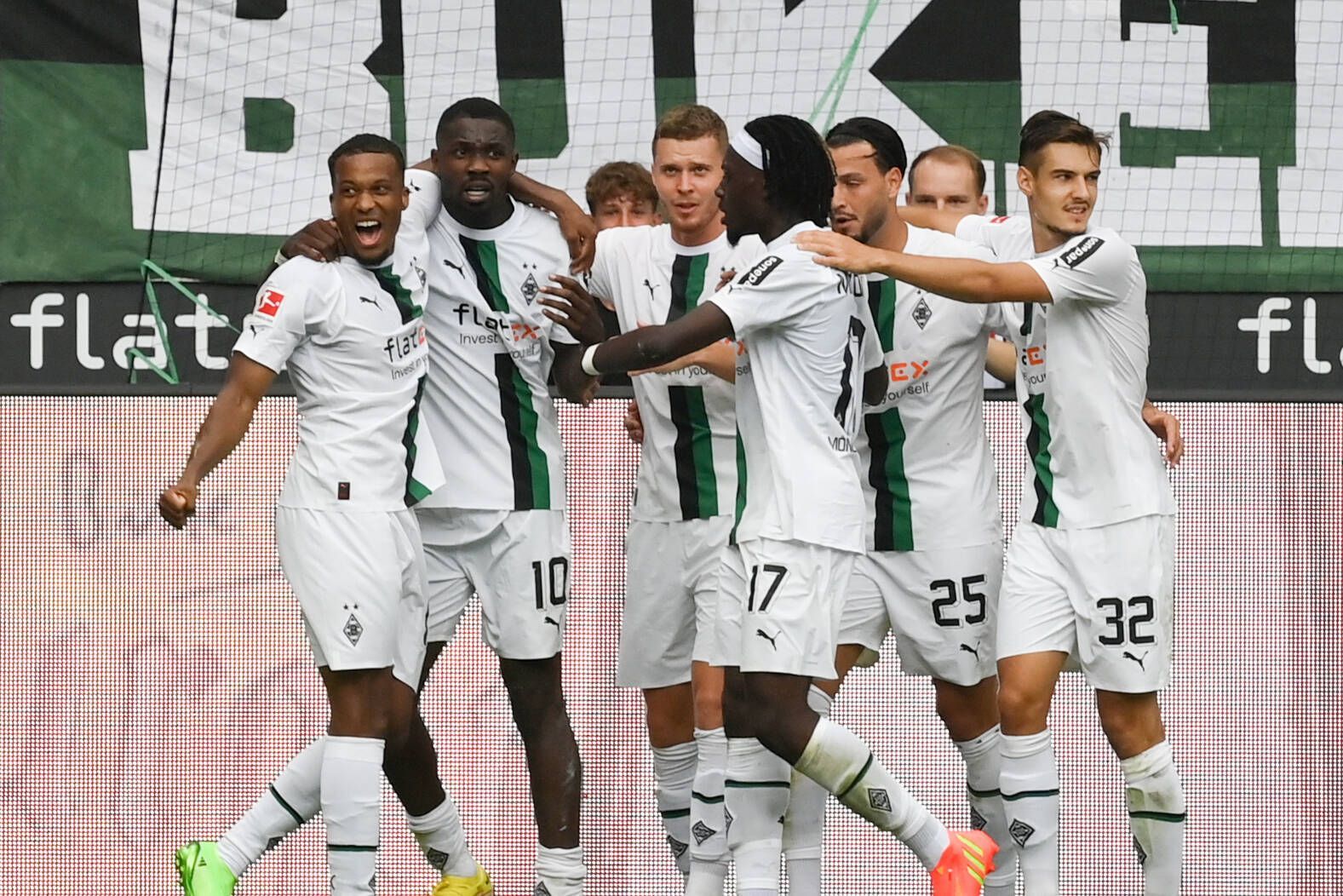 Marcus Thuram (2. v. l) und Manu Koné (3. v. r) sollen bei Paris St. Germain ganz oben auf dem Wunschzettel stehen. Das Foto zeigt die beiden Spieler von Borussia Mönchengladbach beim Torjubel am 6. August 2022 mit ihren Teamkollegen Alassane Plea (l.), Nico Elvedi (3. v.  l.), Ramy Bensebaini (2. v. r) und Florian Neuhaus (r.).