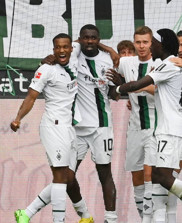 Marcus Thuram (2. v. l) und Manu Koné (3. v. r) sollen bei Paris St. Germain ganz oben auf dem Wunschzettel stehen. Das Foto zeigt die beiden Spieler von Borussia Mönchengladbach beim Torjubel am 6. August 2022 mit ihren Teamkollegen Alassane Plea (l.), Nico Elvedi (3. v. l.), Ramy Bensebaini (2. v. r) und Florian Neuhaus (r.).
