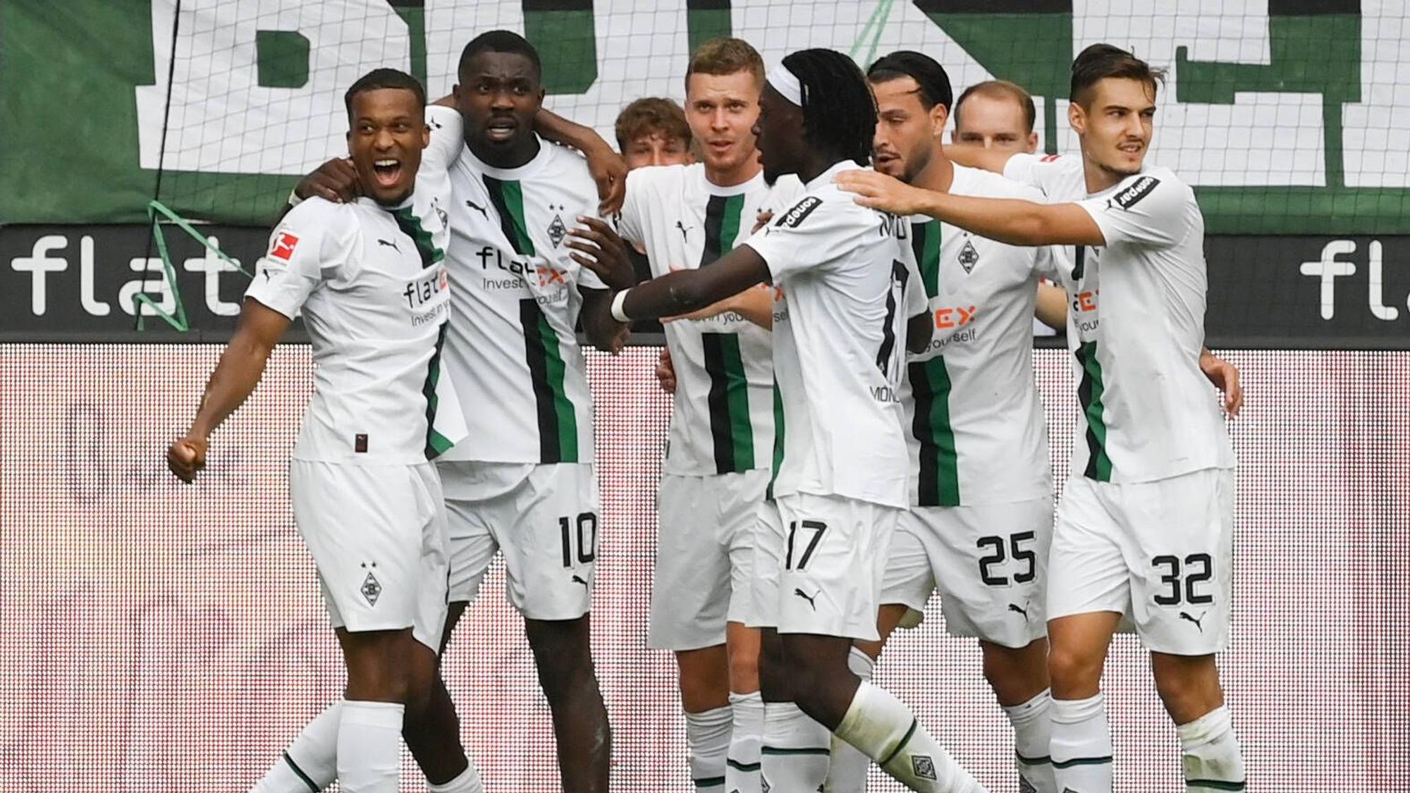 Marcus Thuram (2. v. l) und Manu Koné (3. v. r) sollen bei Paris St. Germain ganz oben auf dem Wunschzettel stehen. Das Foto zeigt die beiden Spieler von Borussia Mönchengladbach beim Torjubel am 6. August 2022 mit ihren Teamkollegen Alassane Plea (l.), Nico Elvedi (3. v. l.), Ramy Bensebaini (2. v. r) und Florian Neuhaus (r.).