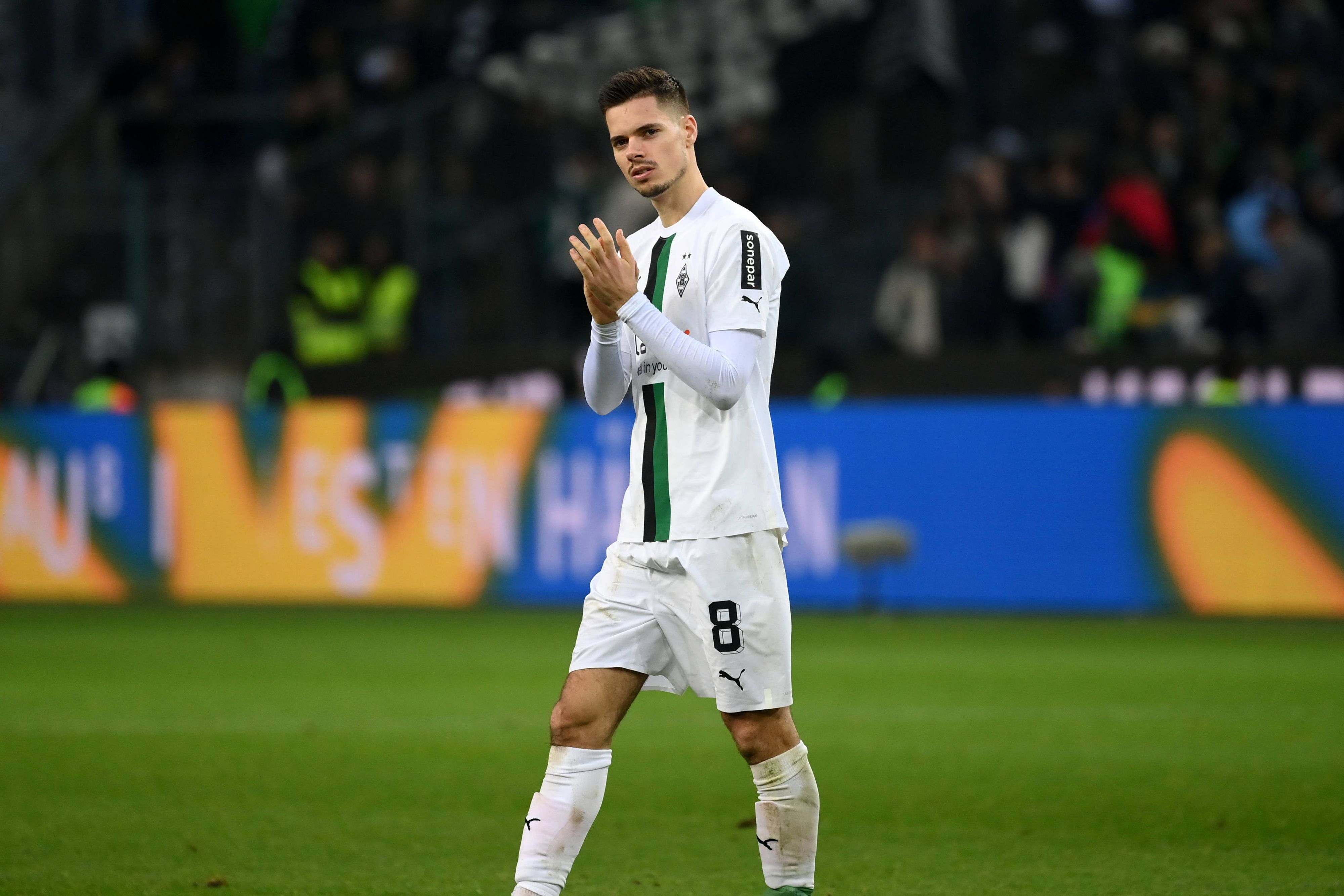 Julian Weigl von Borussia Mönchengladbach, am 18. Februar 2023 beim Spiel gegen den FC Bayern München beim Applaudieren zu sehen, wird seinem Klub für mehrere Wochen nicht zur Verfügung stehen.