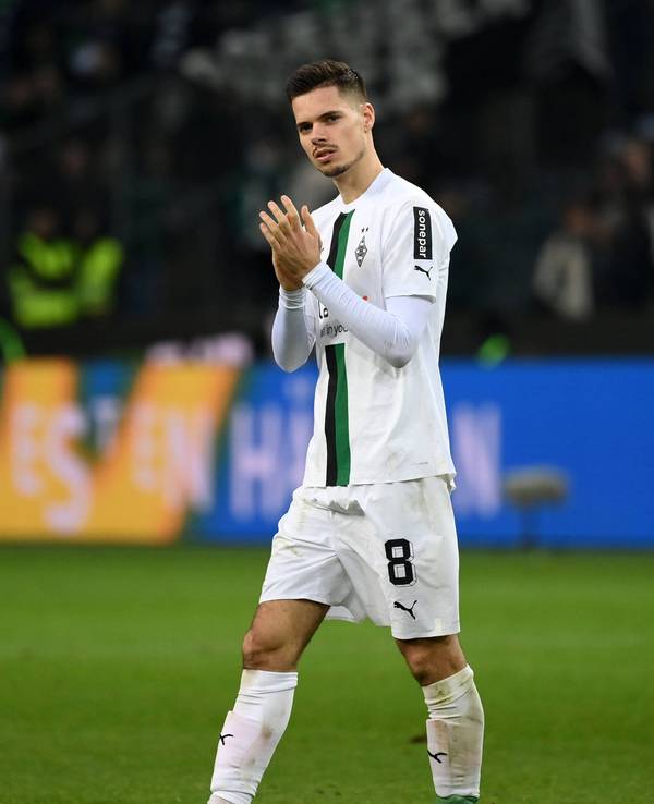 Julian Weigl von Borussia Mönchengladbach, am 18. Februar 2023 beim Spiel gegen den FC Bayern München beim Applaudieren zu sehen, wird seinem Klub für mehrere Wochen nicht zur Verfügung stehen.