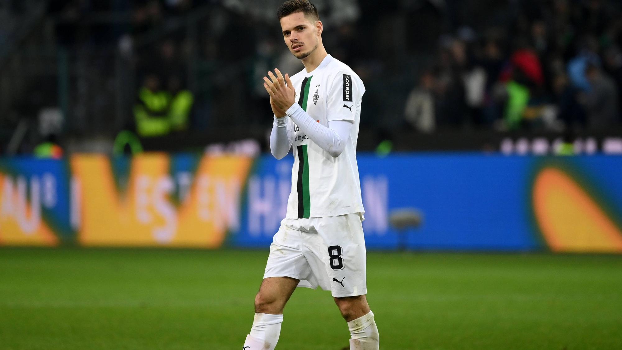 Julian Weigl von Borussia Mönchengladbach, am 18. Februar 2023 beim Spiel gegen den FC Bayern München beim Applaudieren zu sehen, wird seinem Klub für mehrere Wochen nicht zur Verfügung stehen.
