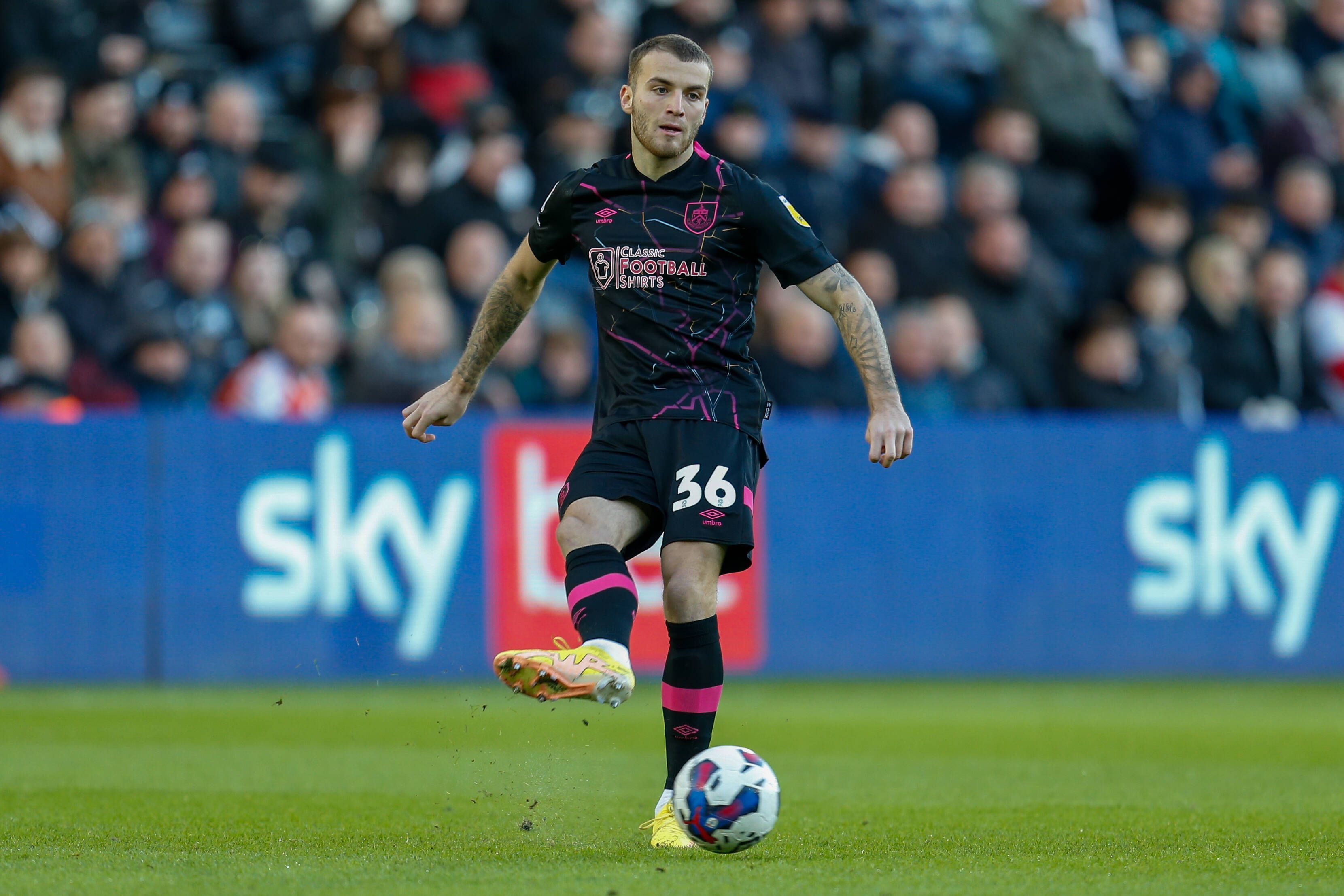 Jordan Beyer spielt im dunklen Trikot des FC Burnley einen Pass am 2. Januar 2023 im Spiel von Burnley bei Swansea City in Wales. Beyer trägt die Rückennummer 36.