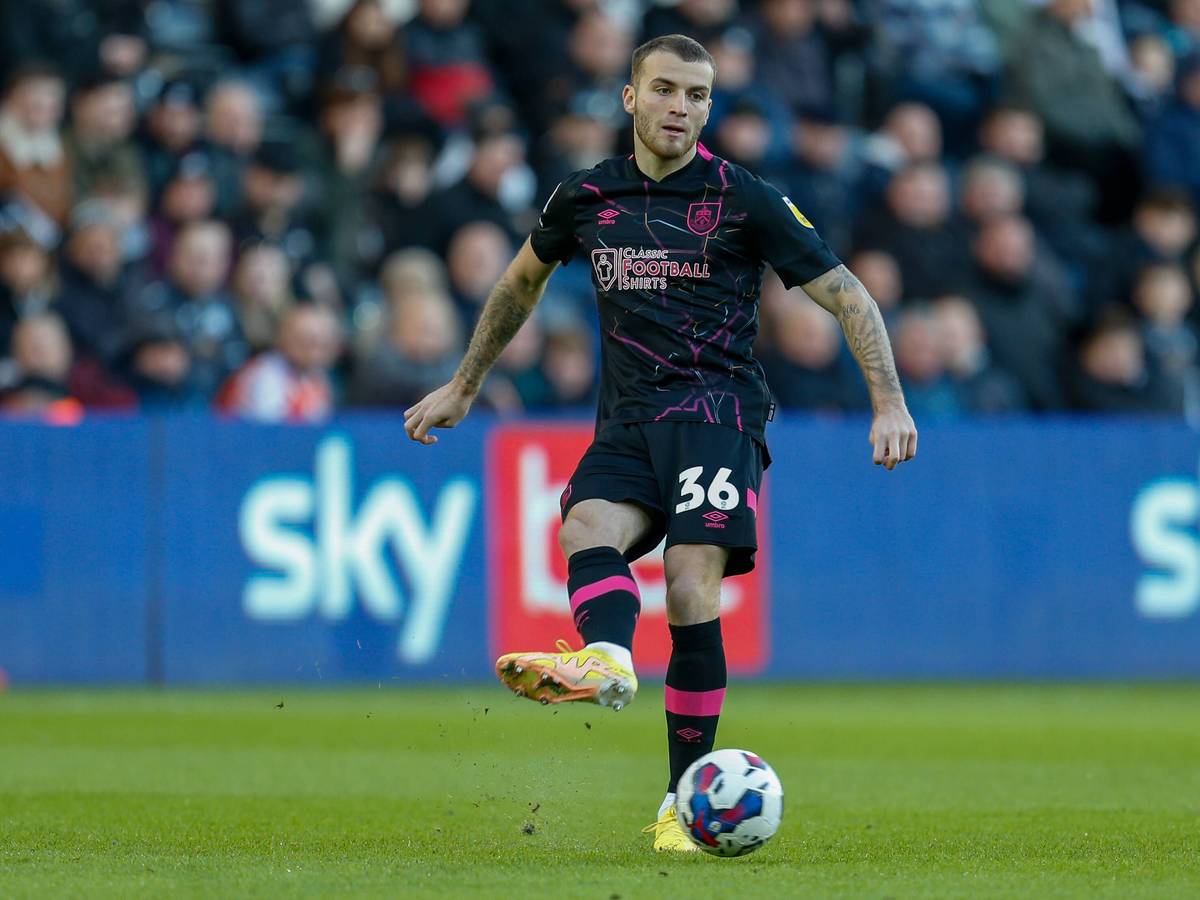 Jordan Beyer spielt im dunklen Trikot des FC Burnley einen Pass am 2. Januar 2023 im Spiel von Burnley bei Swansea City in Wales. Beyer trägt die Rückennummer 36.