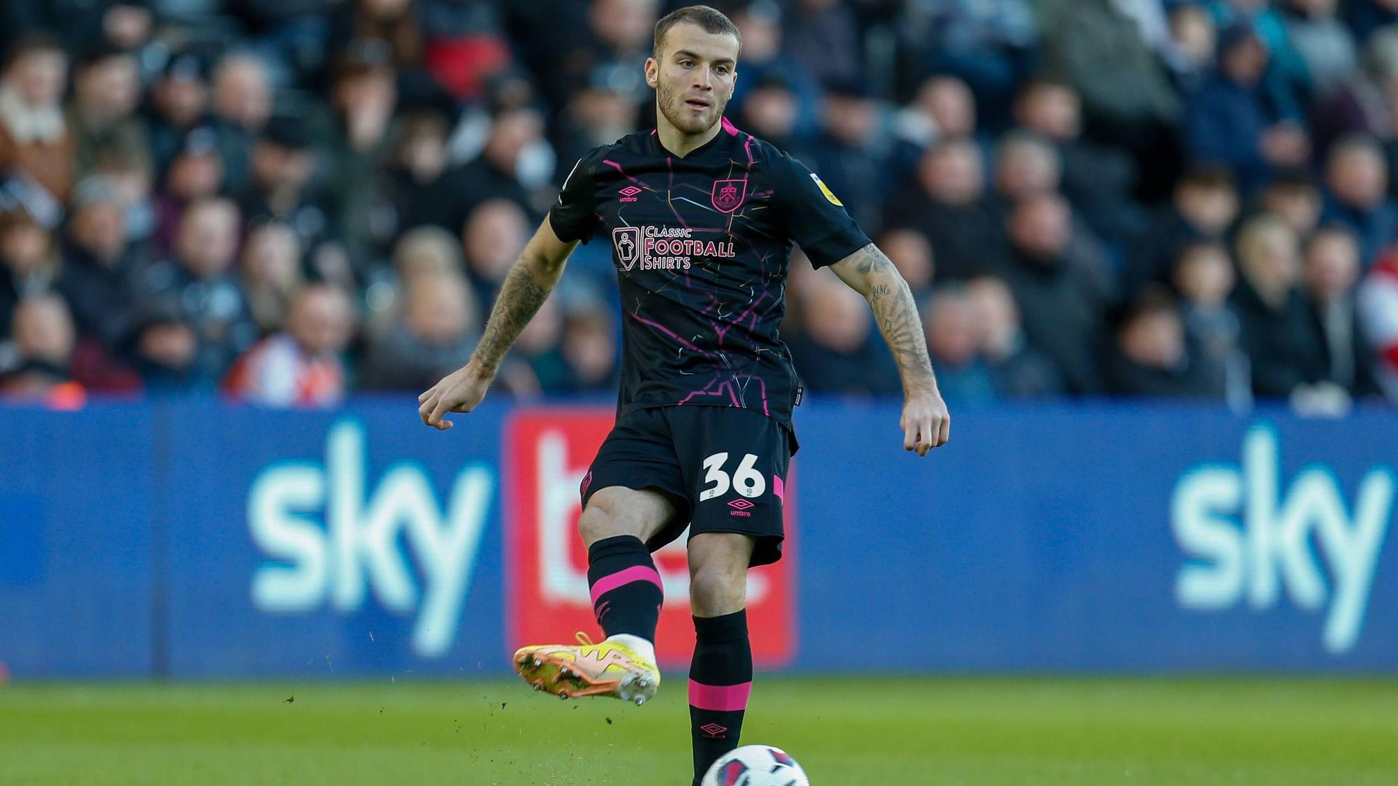 Jordan Beyer spielt im dunklen Trikot des FC Burnley einen Pass am 2. Januar 2023 im Spiel von Burnley bei Swansea City in Wales. Beyer trägt die Rückennummer 36.